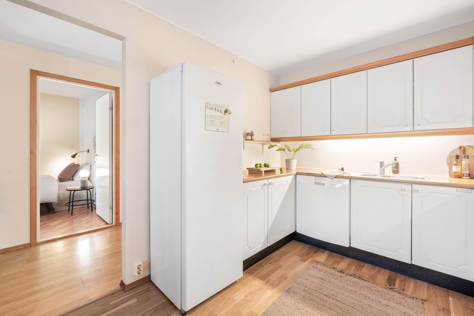 Det følger med oppvaskmaskin, ovn, kjøleskap og fryser på kjøkken Galleribilde