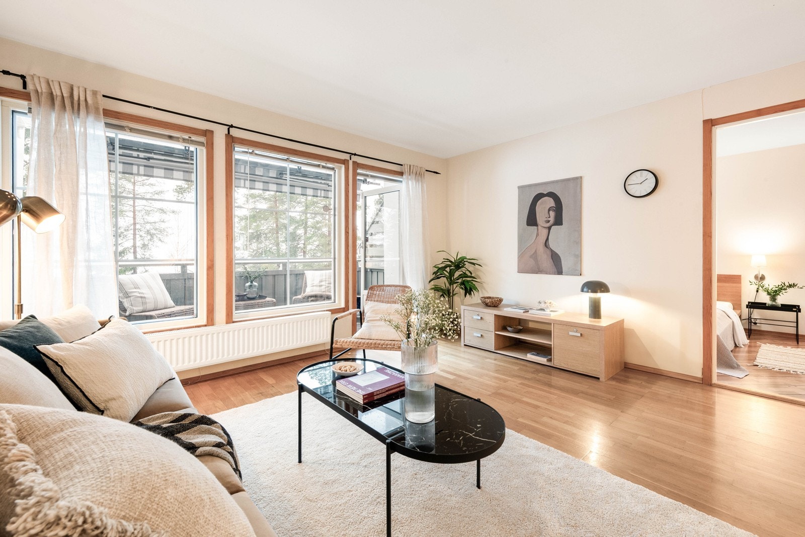 Leiligheten har alt på ett plan med 2 soverom, kontor, bod, stue, kjøkken, bad og balkong. Utebod på svalgang samt garasjeplass Galleribilde