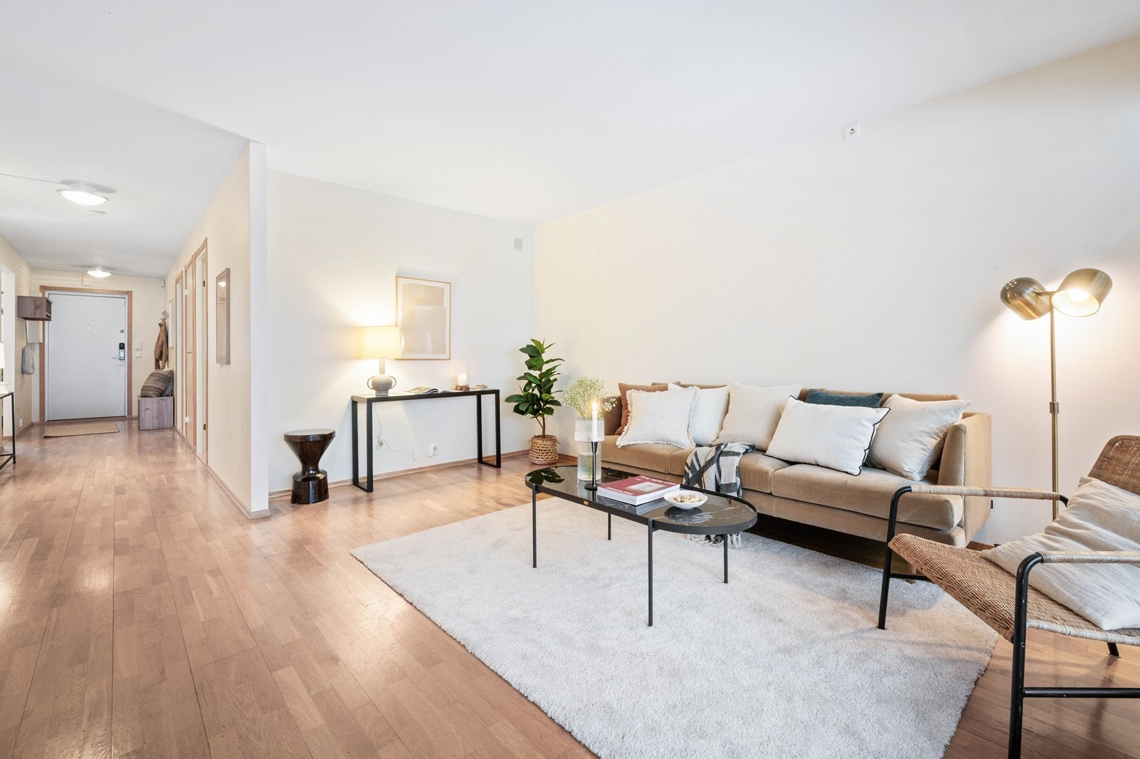 Stue med lyse flater på vegger. Eldre eikeparkett på gulv Galleribilde