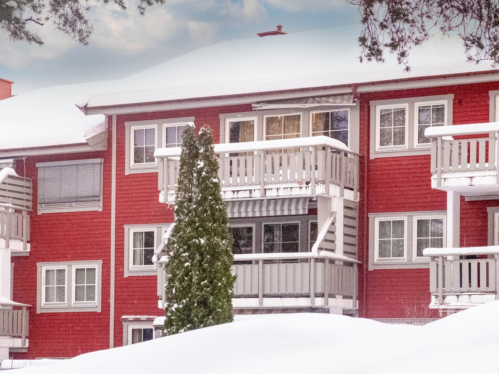 Leiligheten ligger i 2.etasje med inngang fra svalgang i Mortensrud Sameie Galleribilde