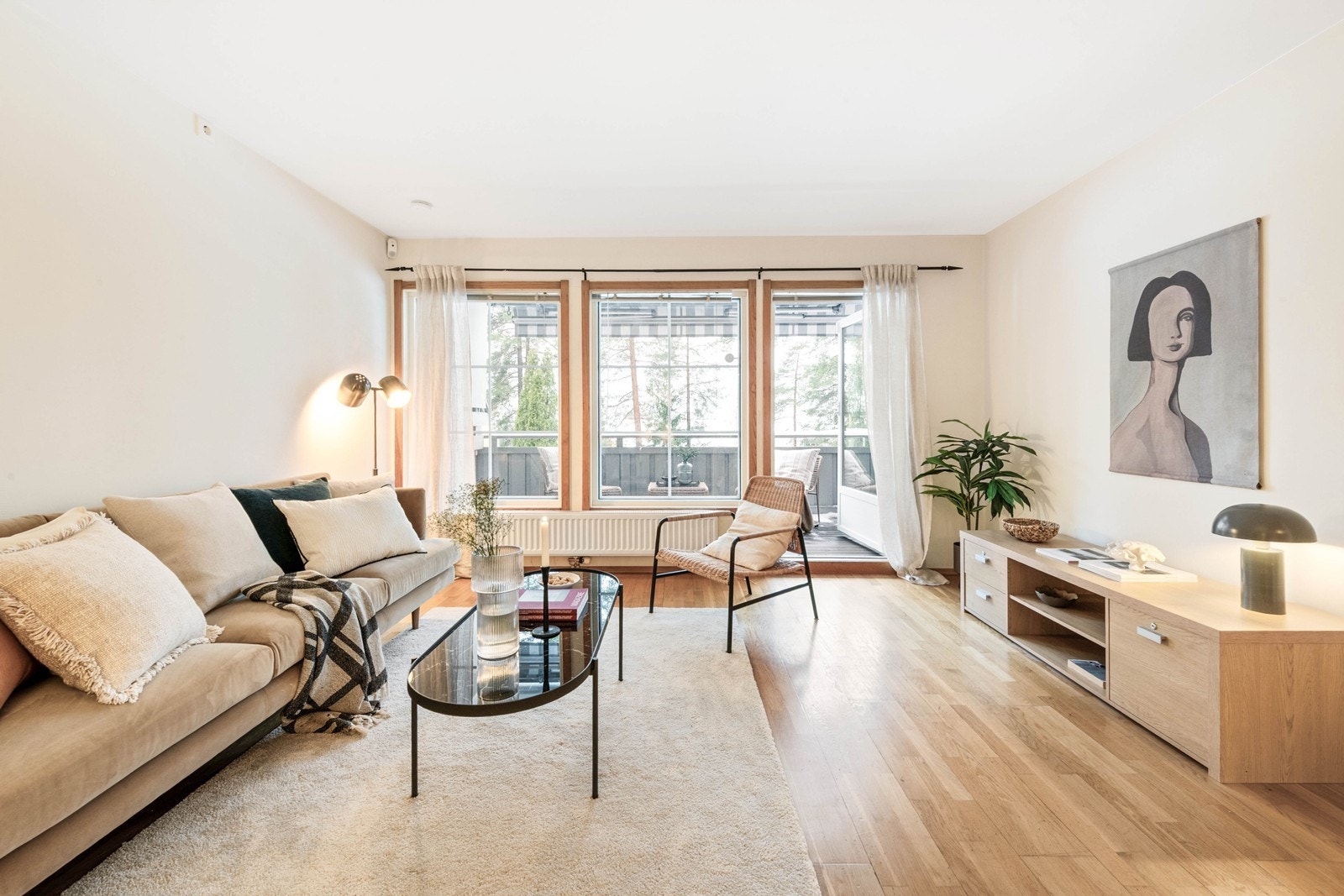 Stue med utgang til vestvendt balkong Galleribilde