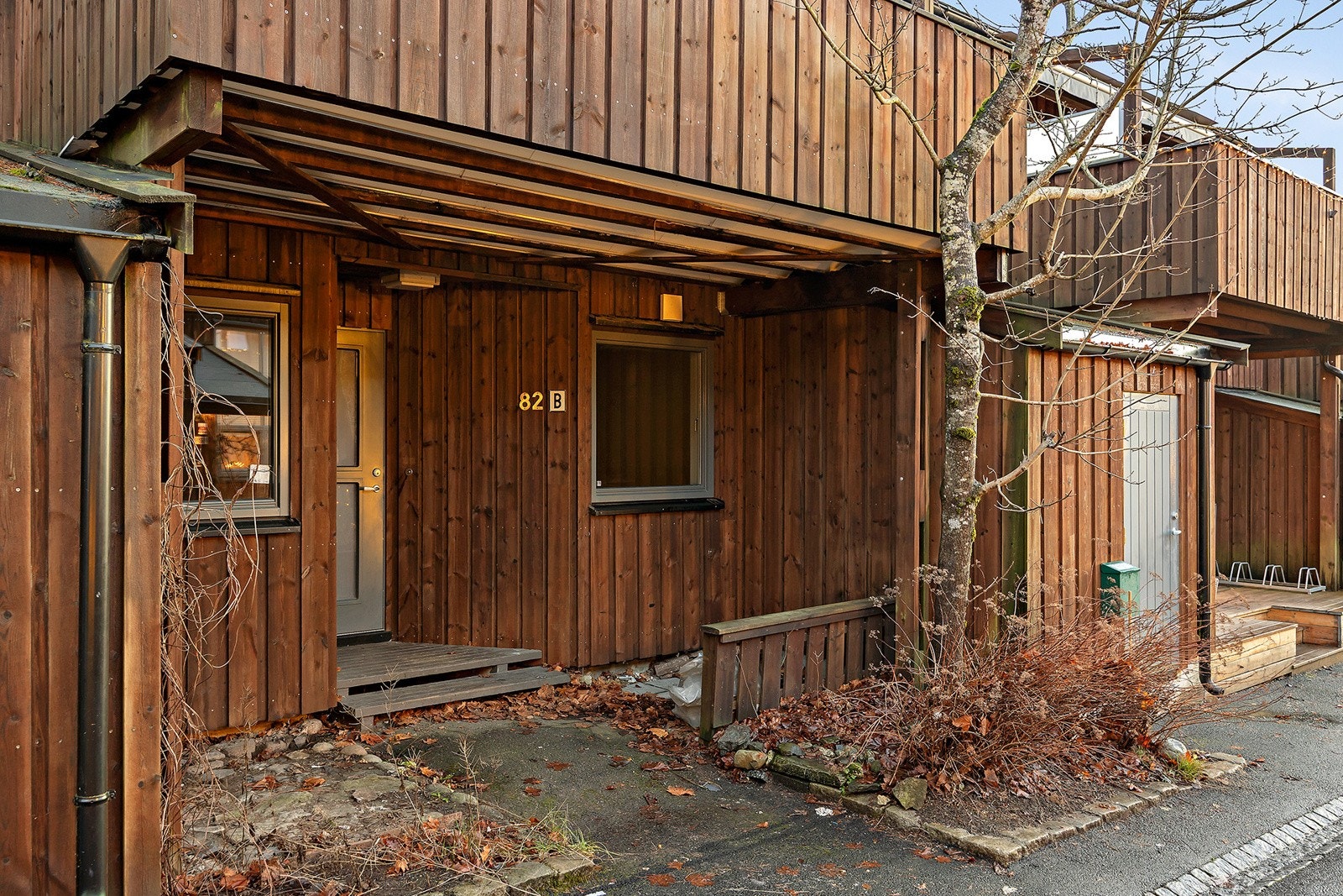 Adkomst til boligen med utvendig bod og tilhørende hagedel. Galleribilde