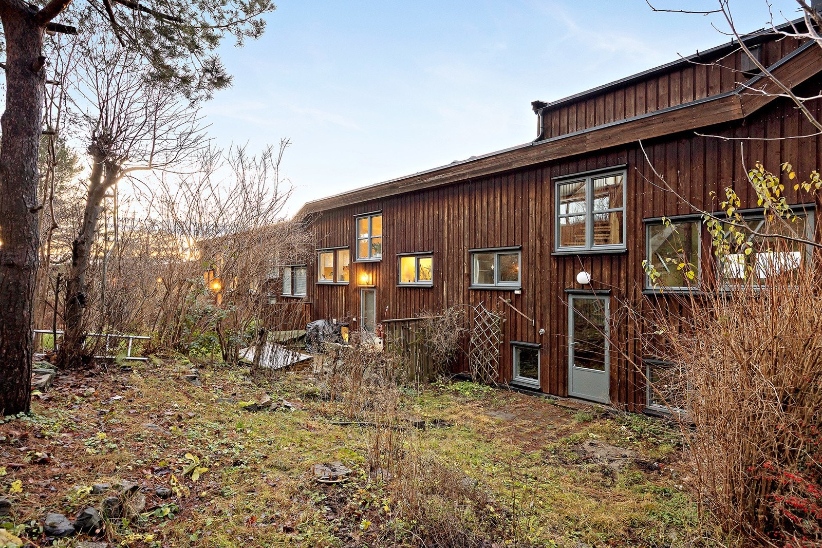 Boligen disponerer en hagedel på baksiden av boligen med uteoppholdsareal. Adkomst fra trappegang mellom første og andre plan. Galleribilde