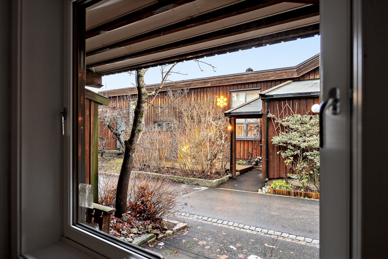 Vindu fra soverom vendt ut mot interne gangstier. Galleribilde