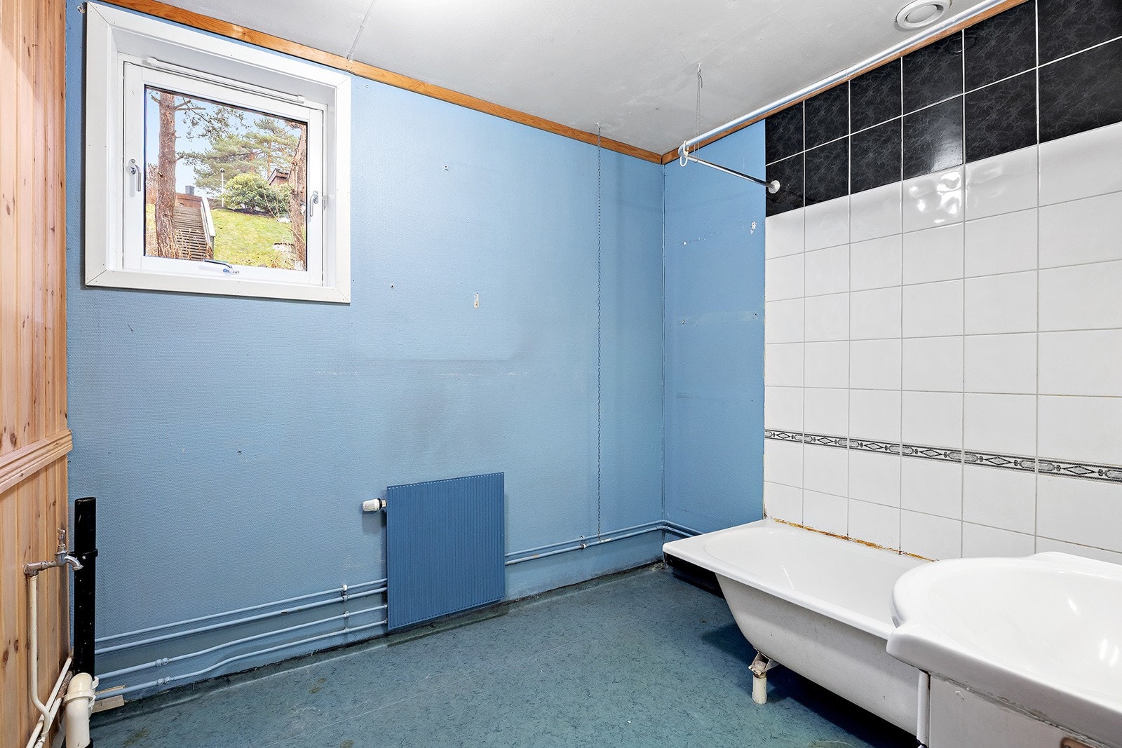 Bad av eldre dato med flislagte overflater. Moderniseringsbehov. Galleribilde