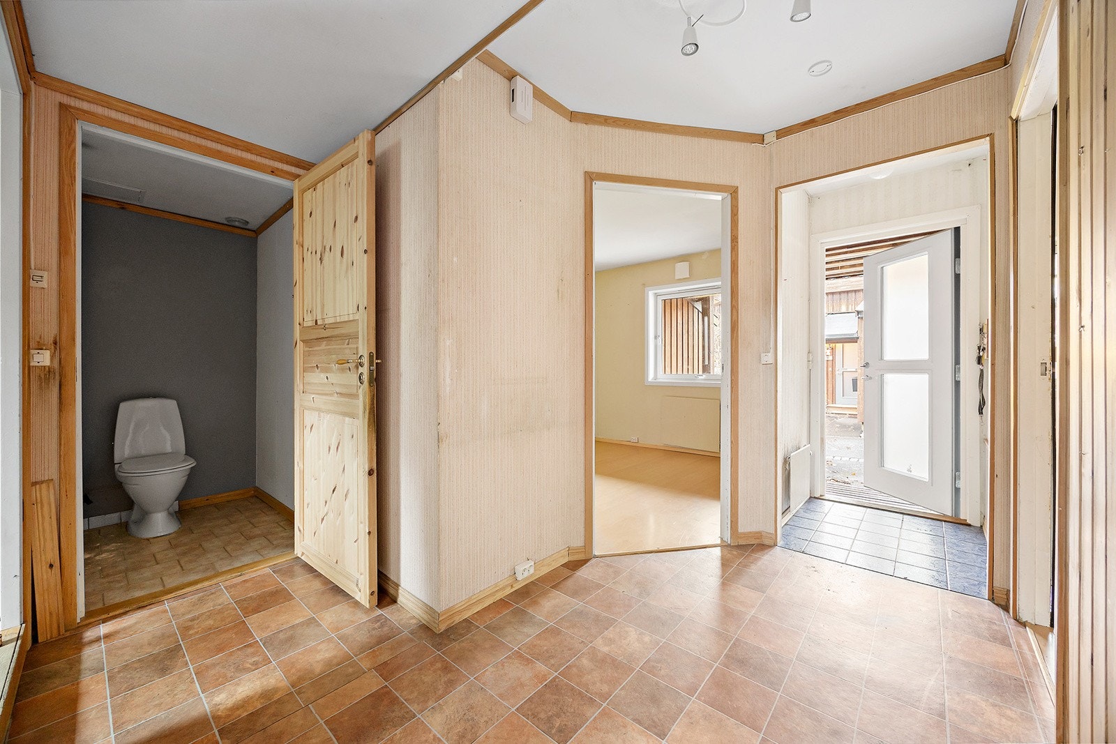 Entré med plass til oppheng av yttertøy og sko. Galleribilde