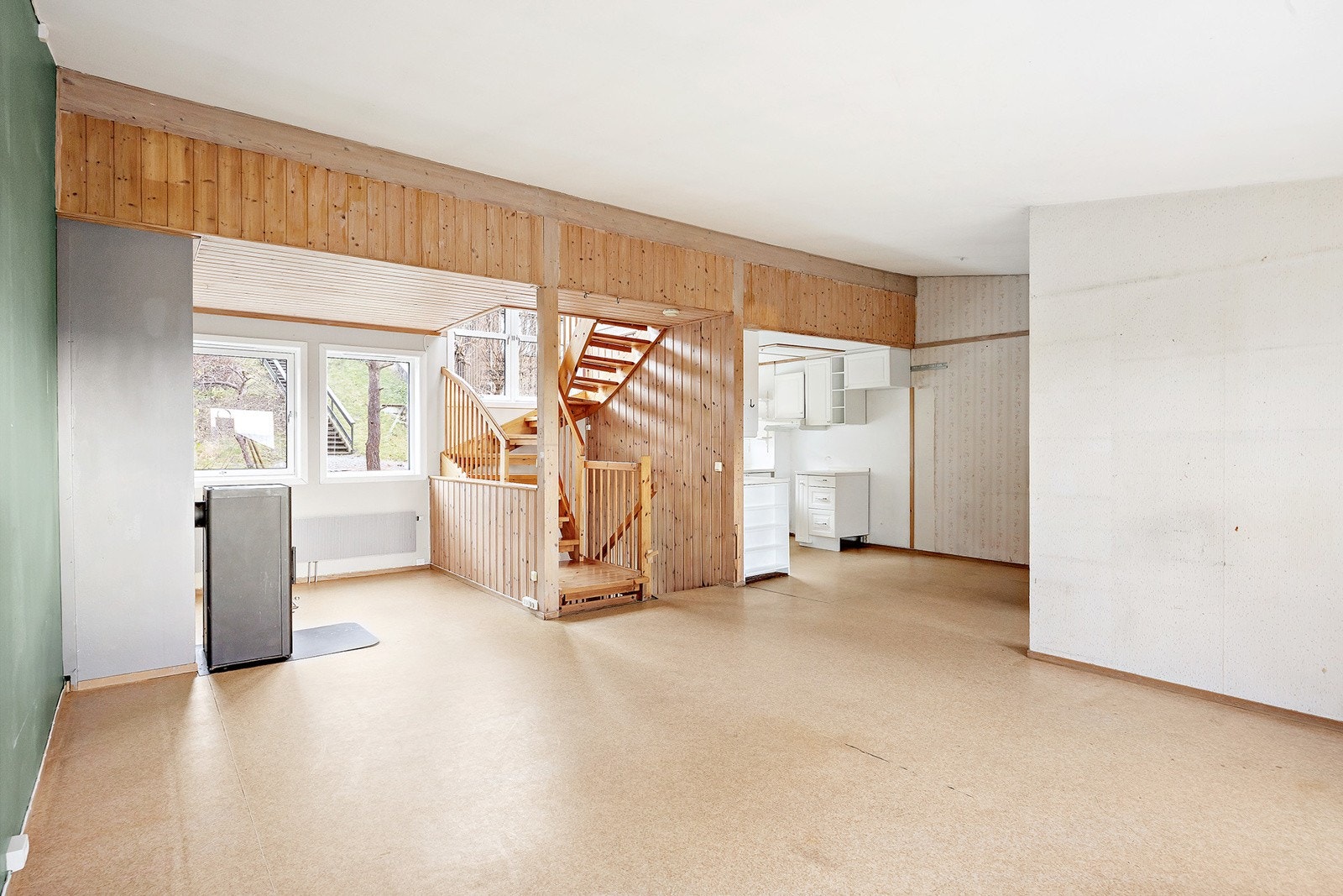 Andre etasje består av delvis åpen stue-og kjøkkenløsning, soverom, hagedel og balkong. Galleribilde