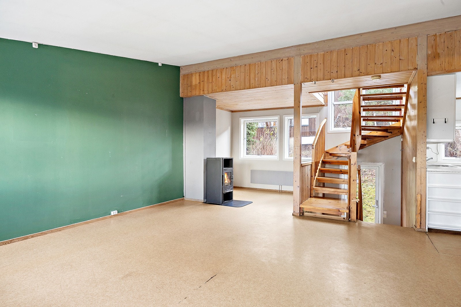 I stuen har man god plass til både sofagruppa, spisebord, mediebenk m.m. Peisovn i stue. Galleribilde