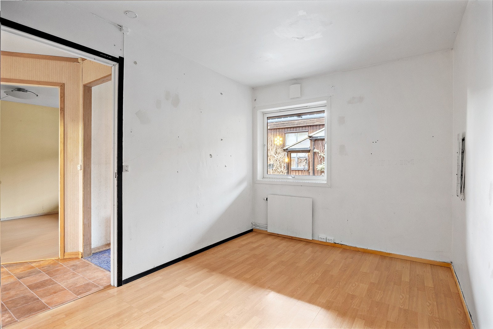 Soverom 2 med plass til både seng og nattbord. God lagringsplas i garderobeskap. Galleribilde