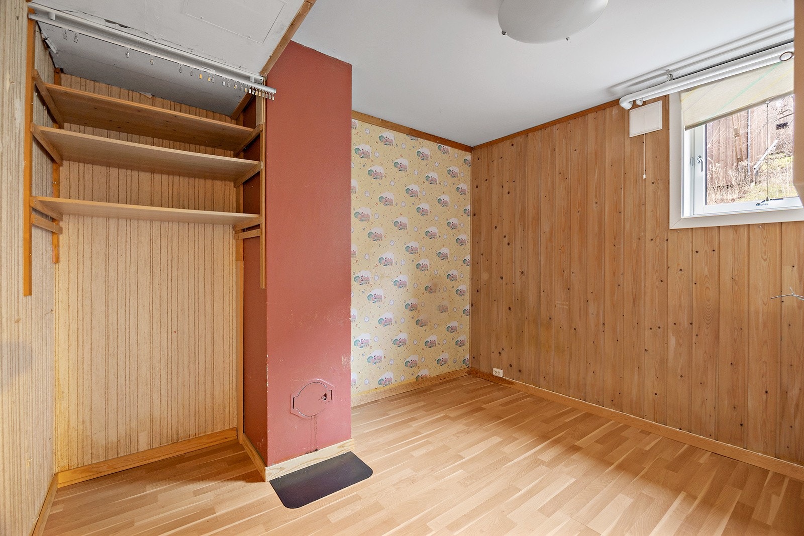 Disponibelt rom benyttet som allrom/bod/soverom. Ikke godkjent for varig opphold. Galleribilde