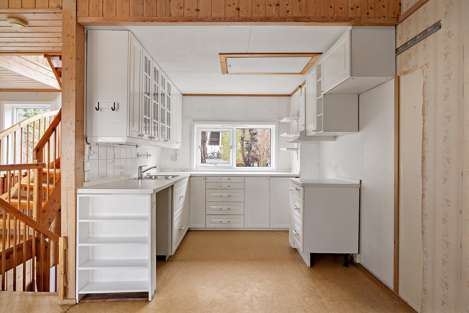 Kjøkken i delvis åpen løsning mot stue med god skap og benkeplass. Nedfellbar trappestige til kryploft i himling. Galleribilde