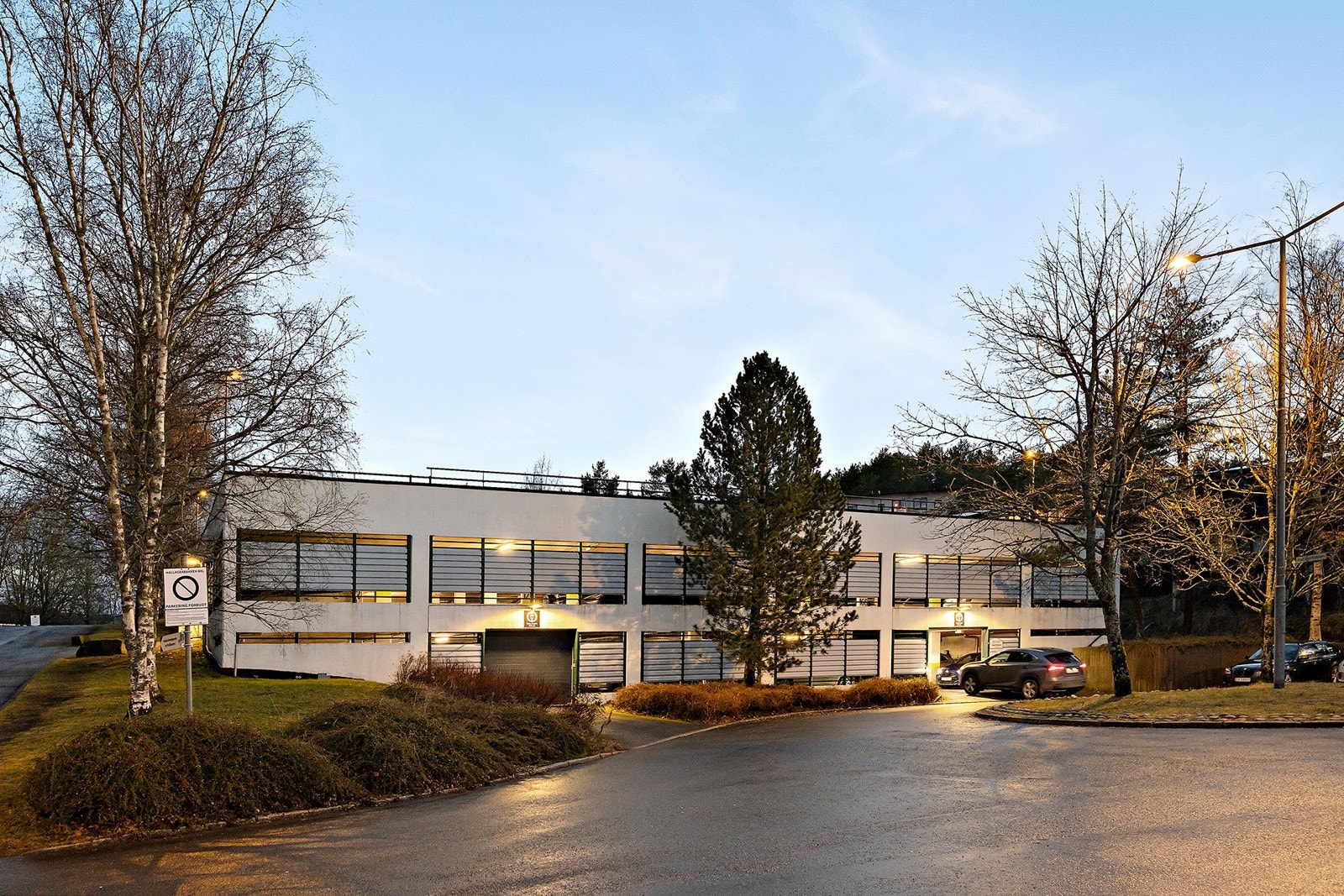 Boligen disponerer garasjeplass i felles garasjeplass. Galleribilde