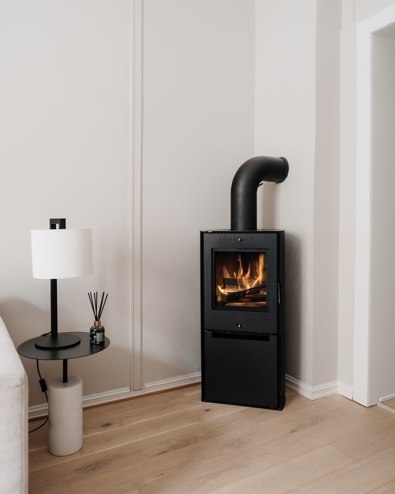 Hyggelig peis som varmer godt på kalde vinterdager Galleribilde