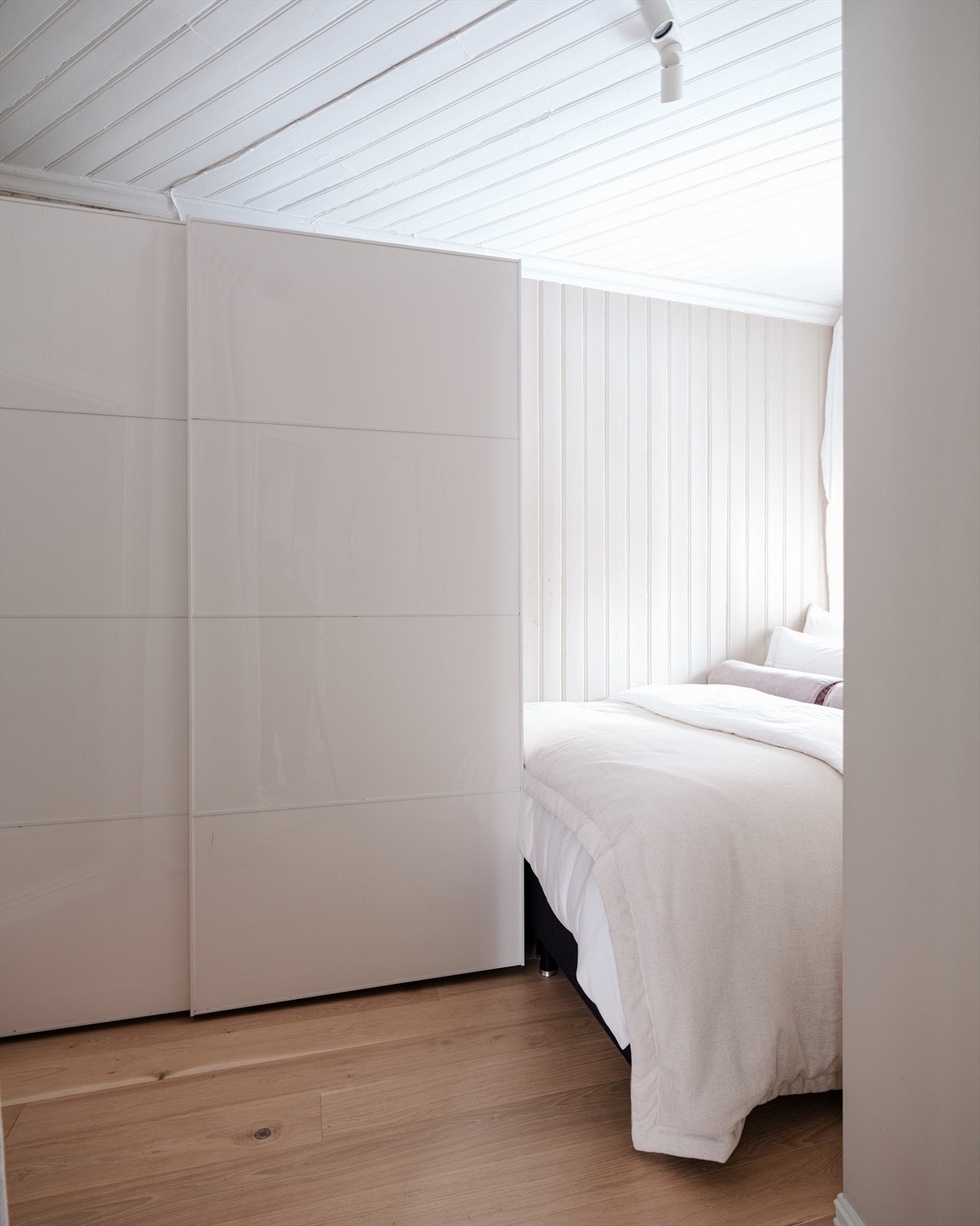 Lyst soverom med god plass til dobbeltseng, skyvedørsgarderobe og annet ønsket inventar Galleribilde