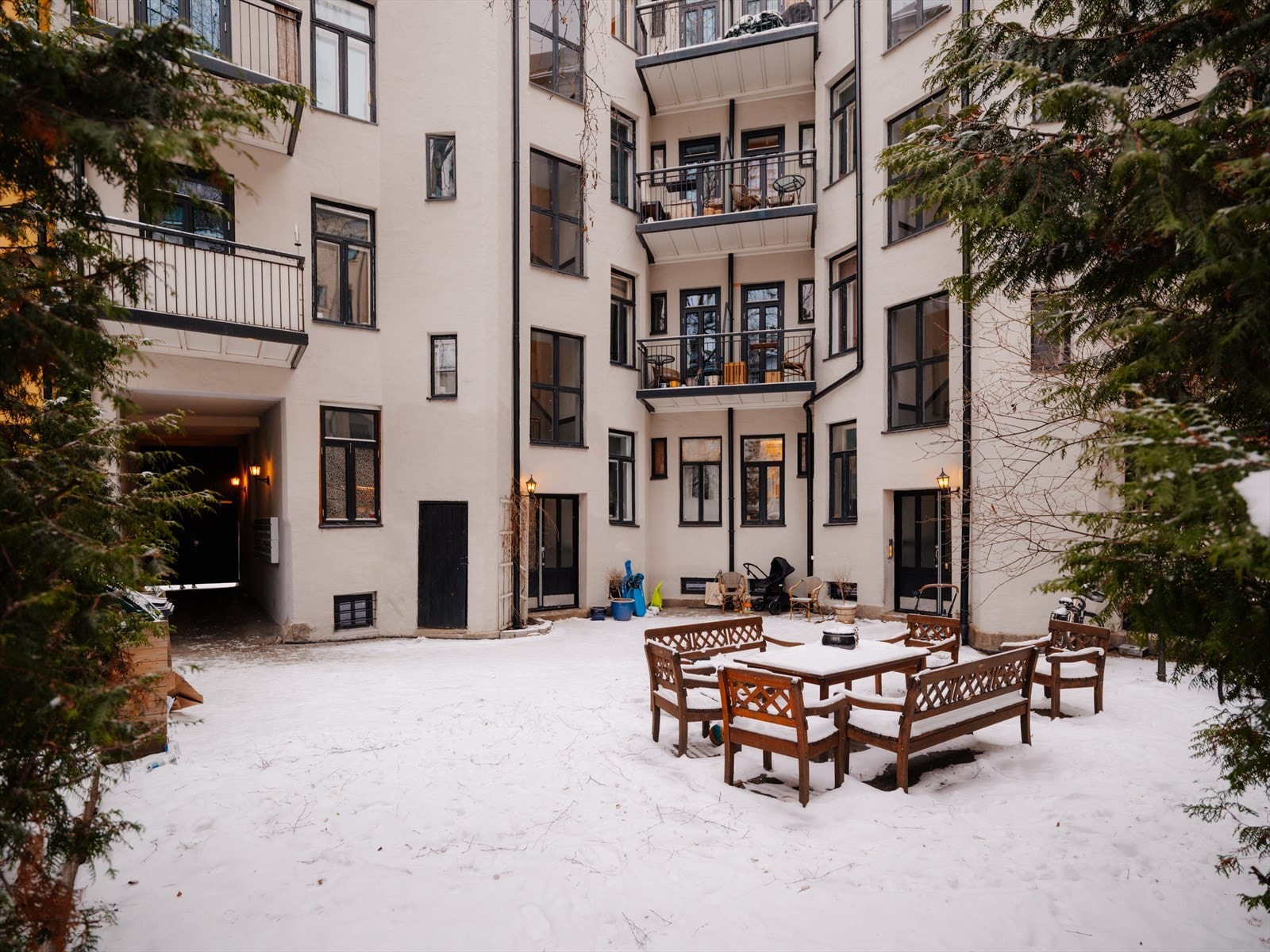 Pent opparbeidet fellesområde med sittegruppe, sykkelparkering, planter m.m. Galleribilde