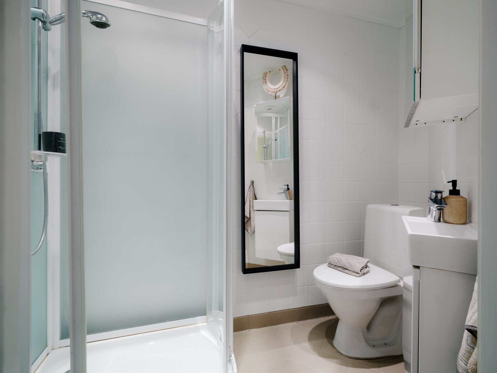 Tidløst, flislagt bad med fliser på gulv og vegger samt malt himling Galleribilde