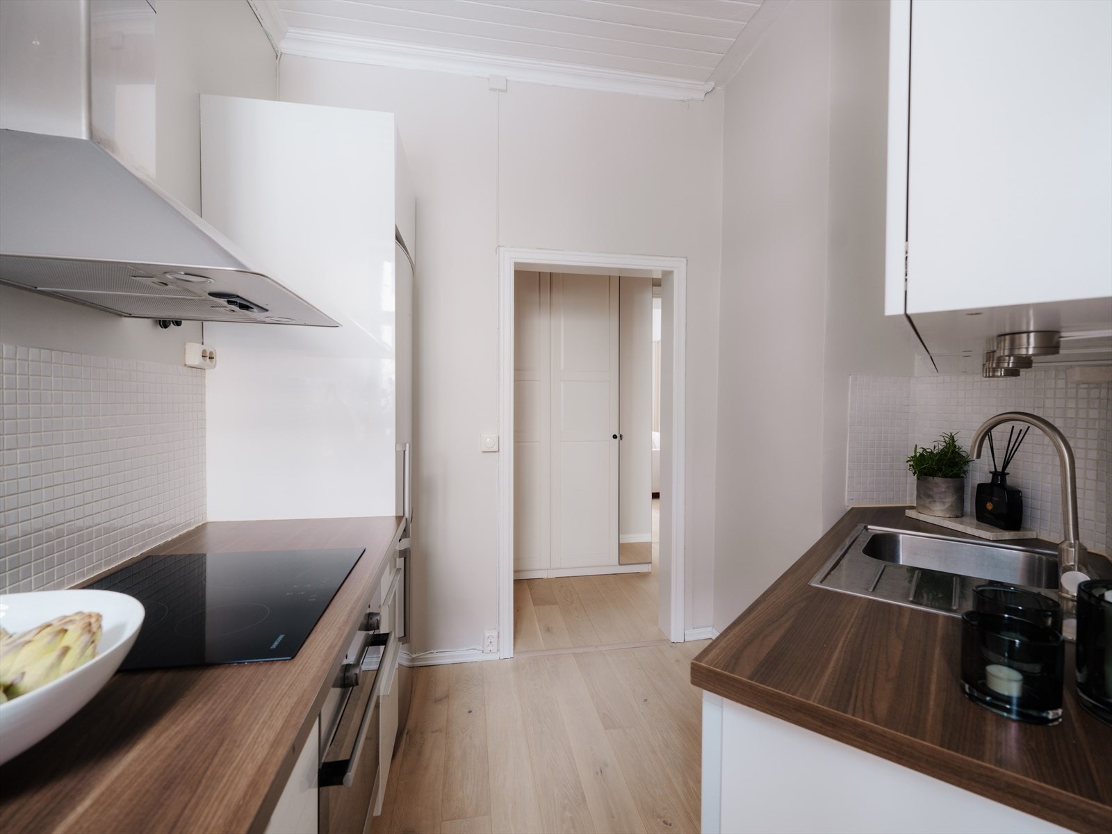 Leiligheten ble modernisert i 2023 med nytt parkettgulv og nymalte overflater Galleribilde