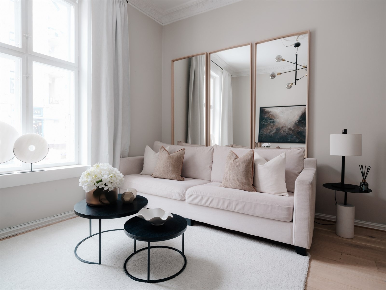 Velkommen inn! Leiligheten har klassiske detaljer som stukkatur, rosett og dype vinduskarmer Galleribilde