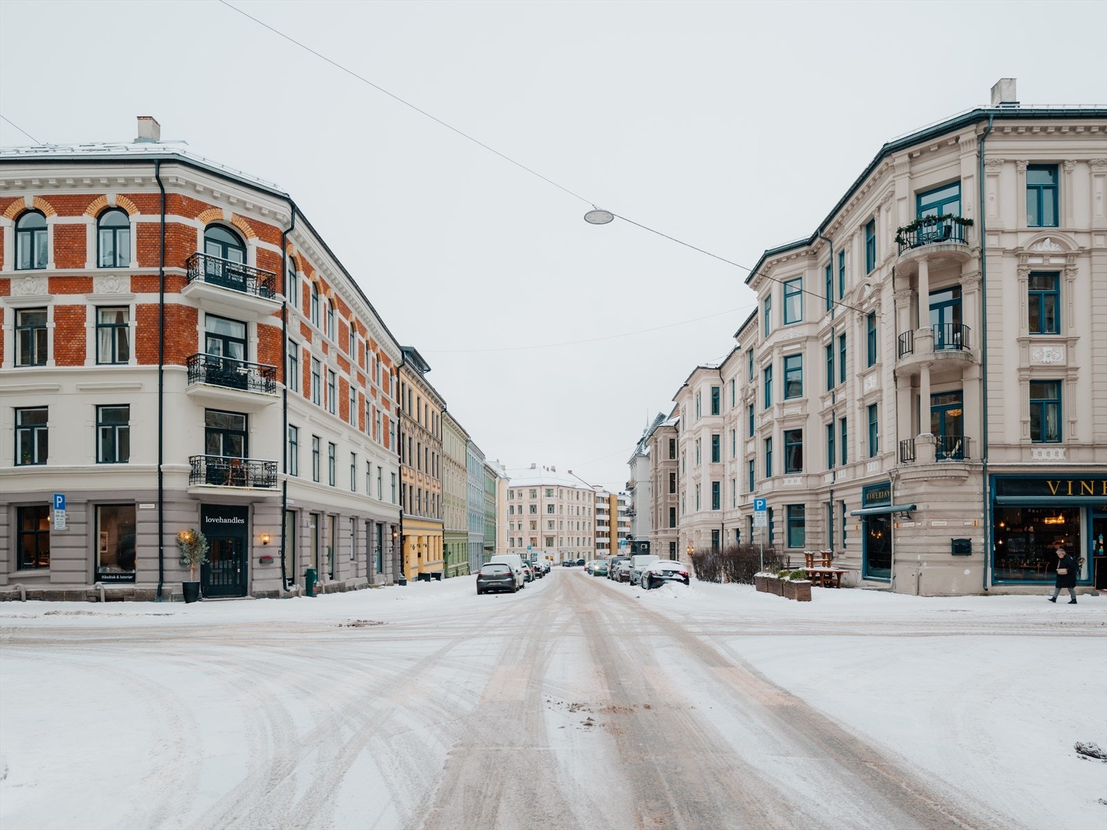 Det er beboerparkering rett utenfor bygården Galleribilde