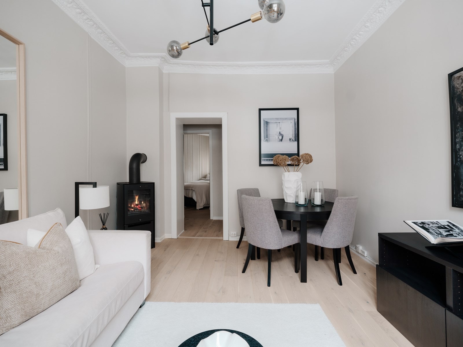 Leiligheten ligger i byggets 1. etasje og inneholder entré/gang, bad, stue, kjøkken og soverom. I tillegg disponerer leiligheten en ekstern bod i kjeller på 6 kvm Galleribilde