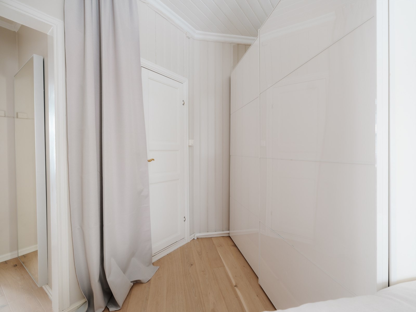 Stor skyvedørsgarderobe medfølger Galleribilde