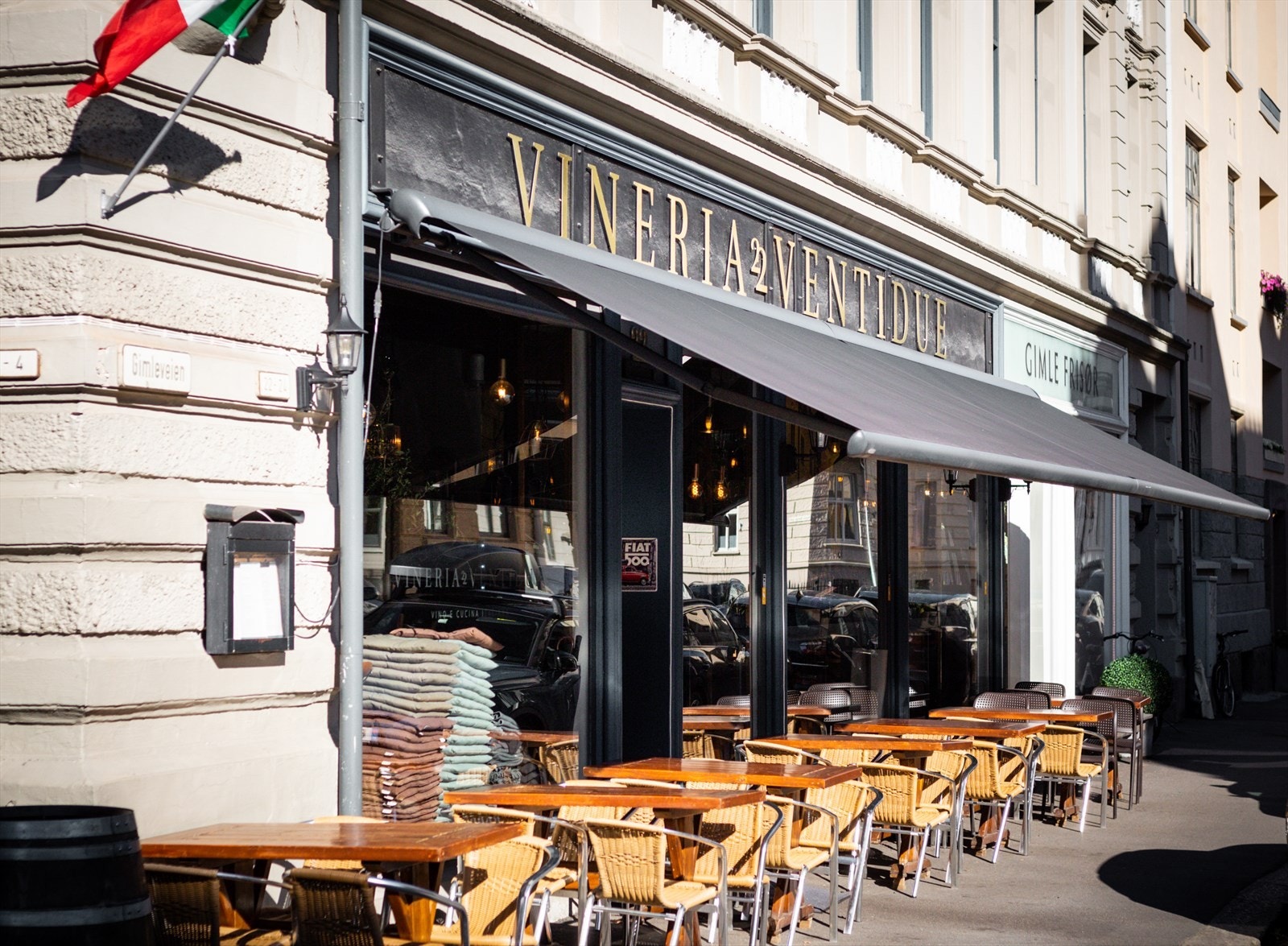 Den populære italienske restauranten og vinbaren Vineria Ventidue ligger kun 1 minutters gange fra leiligheten Galleribilde