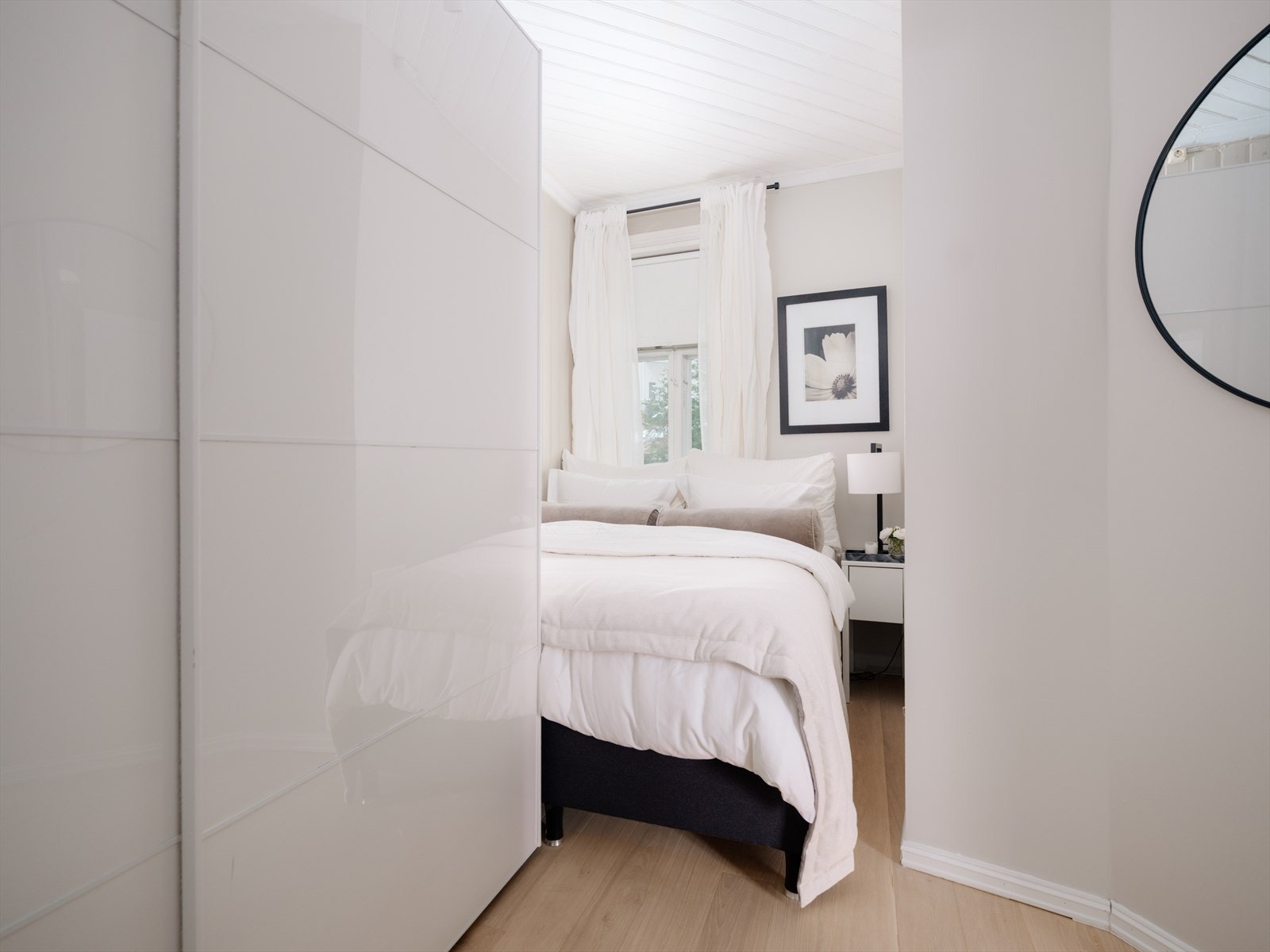 Soverommet vender inn mot rolig bakgård Galleribilde