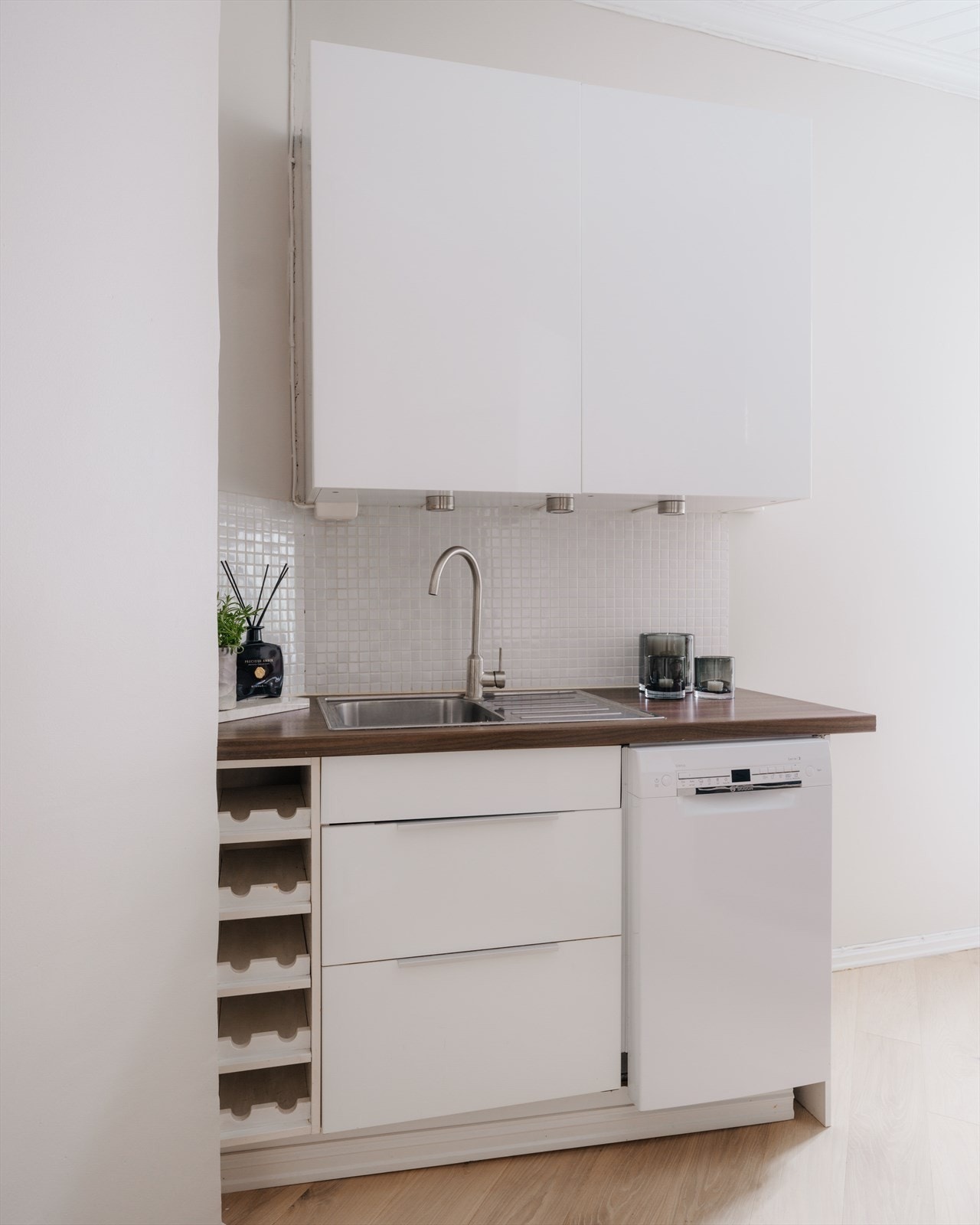 Platetopp og stekeovn er integrert i innredningen. Det er opplegg for oppvaskmaskin Galleribilde