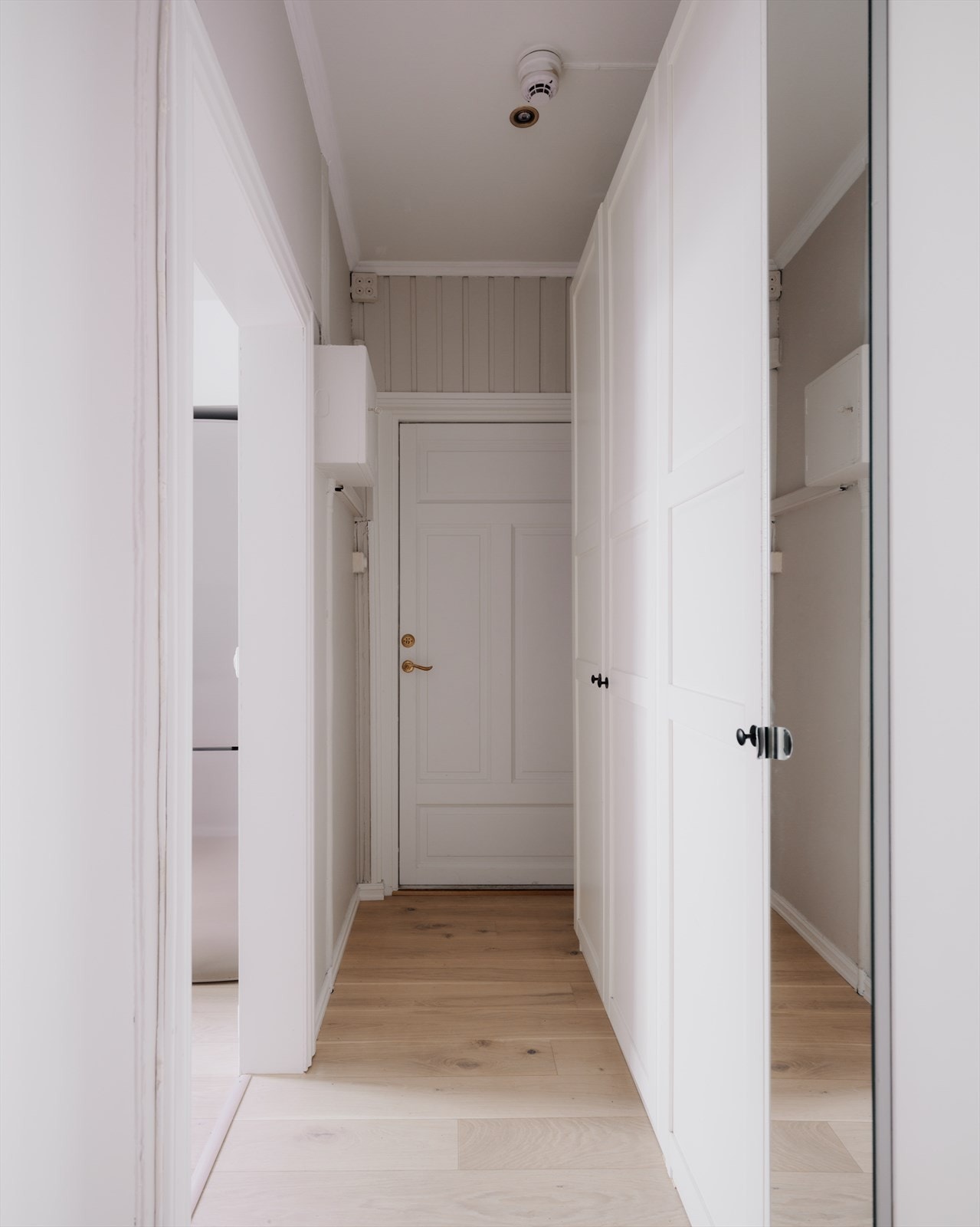 Innbydende entré som deler opp boligens øvrige rom. God plass til oppbevaring i praktisk garderobeskap Galleribilde