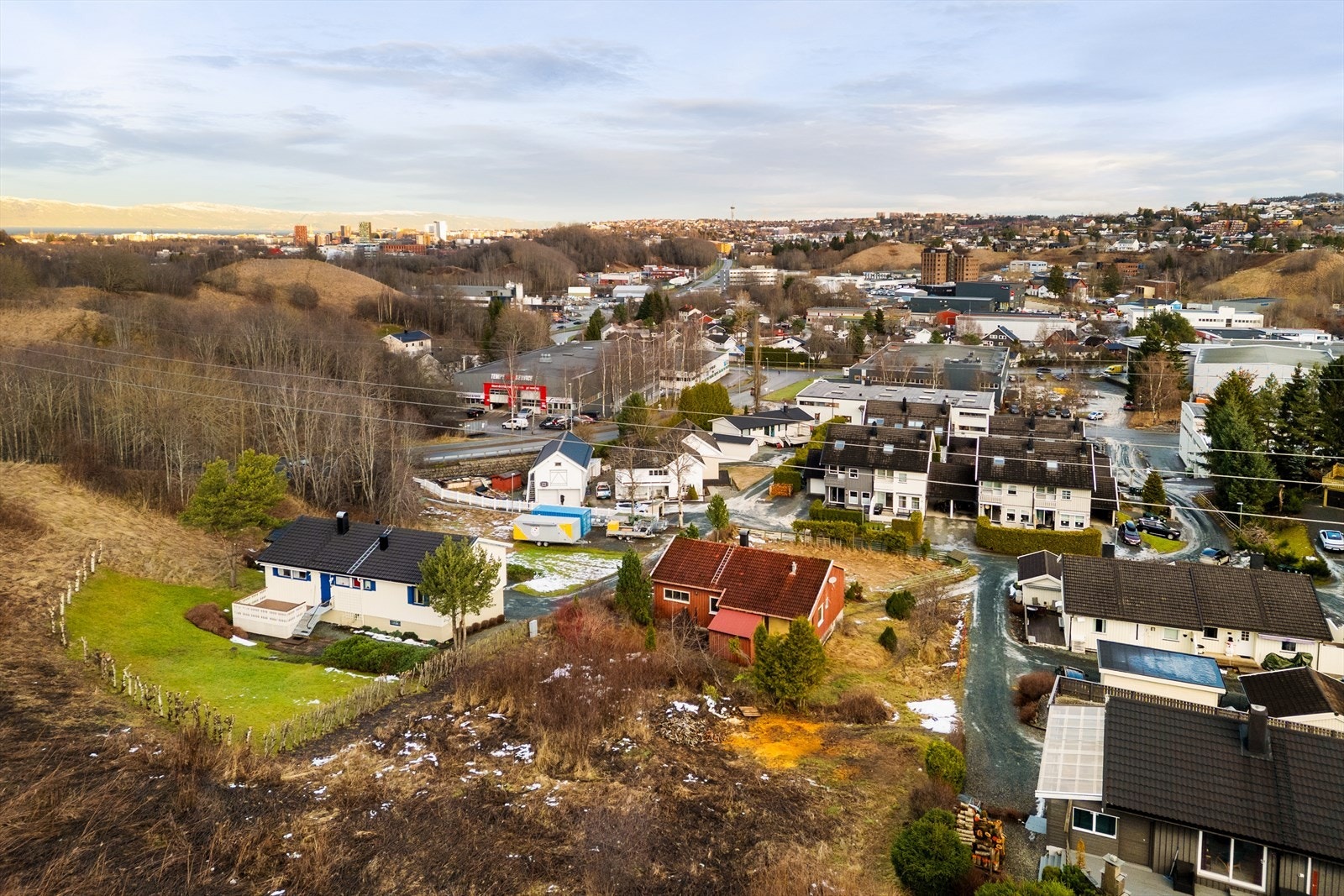 Eiendommen har en sentrumsnær beliggenhet med kort vei til Trondheim sentrum. Galleribilde