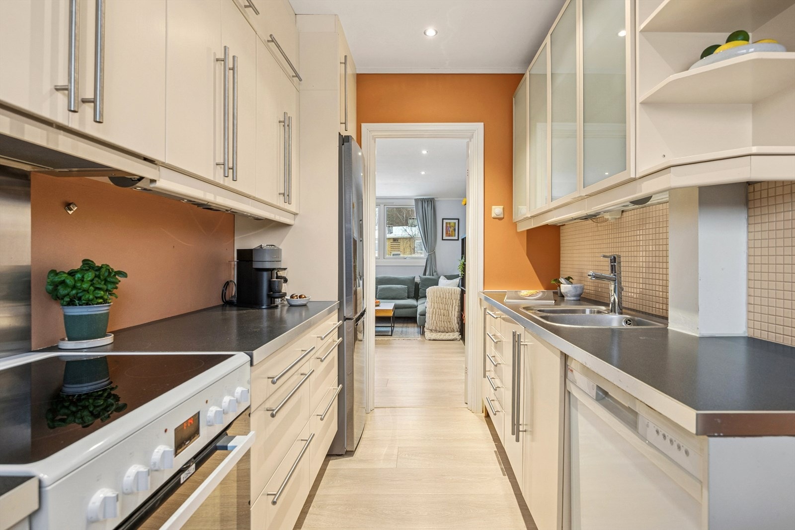 Kjøkkenet er innreddet med rikelig med skapplass for optimal oppbevaring. Galleribilde