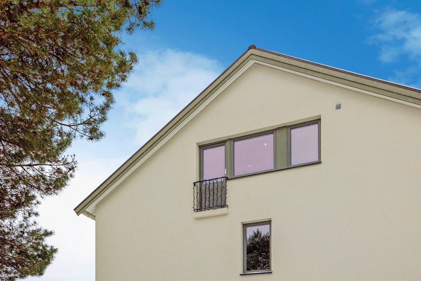 Leiligheten ligger i toppetasjen med en hyggelig franskbalkong. Galleribilde