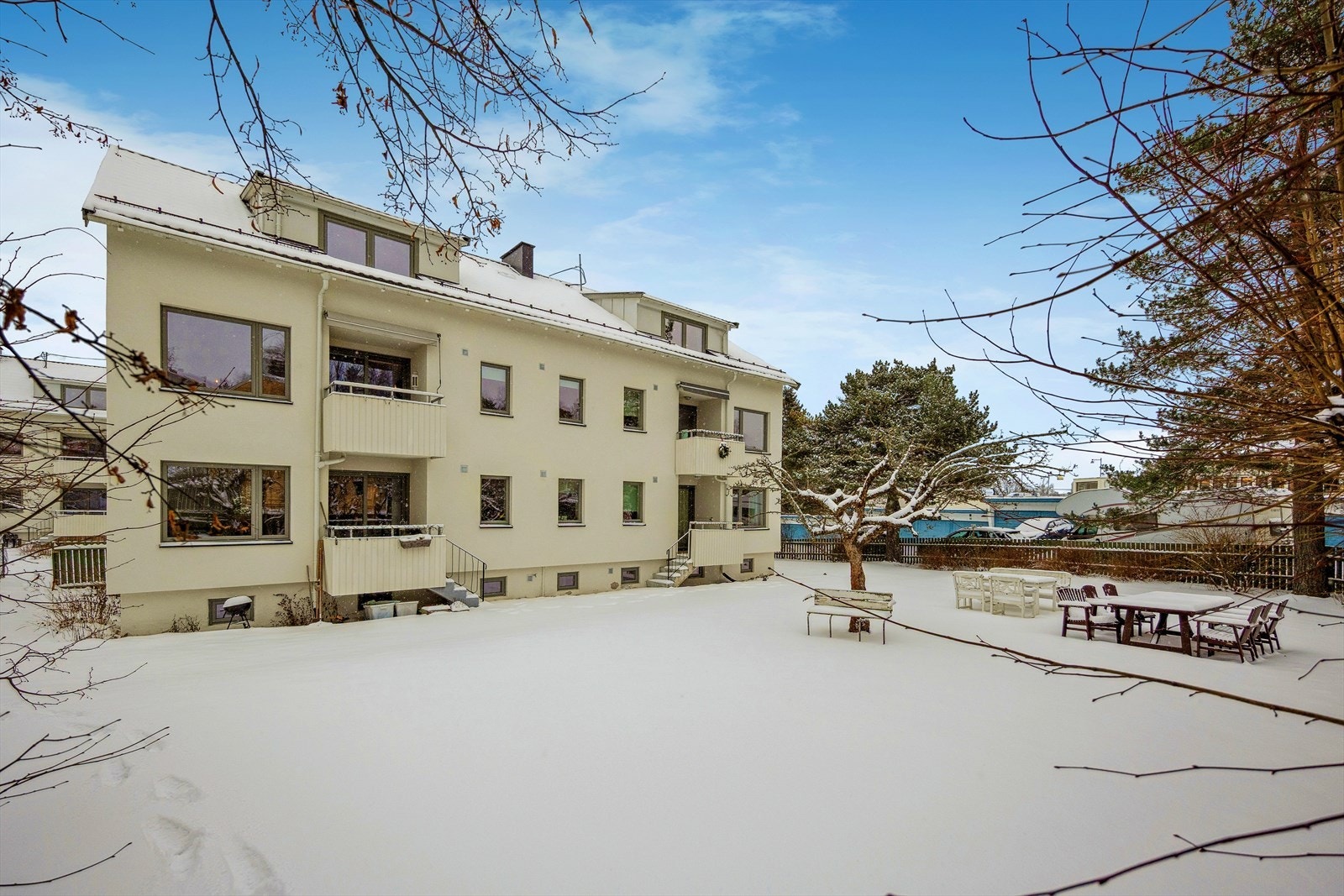 Området er preget av flotte grøntområder som er opparbeidet med beplantning og benker. Galleribilde