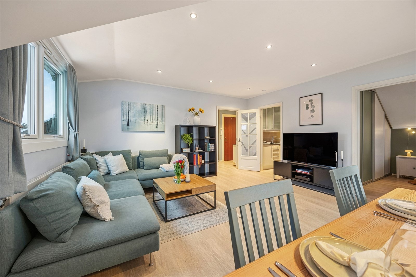 Stuen kan møbleres med både en sittegruppe og spisegruppe. De praktiske spottene i himlingen lysner og åpner opp arealet. Galleribilde