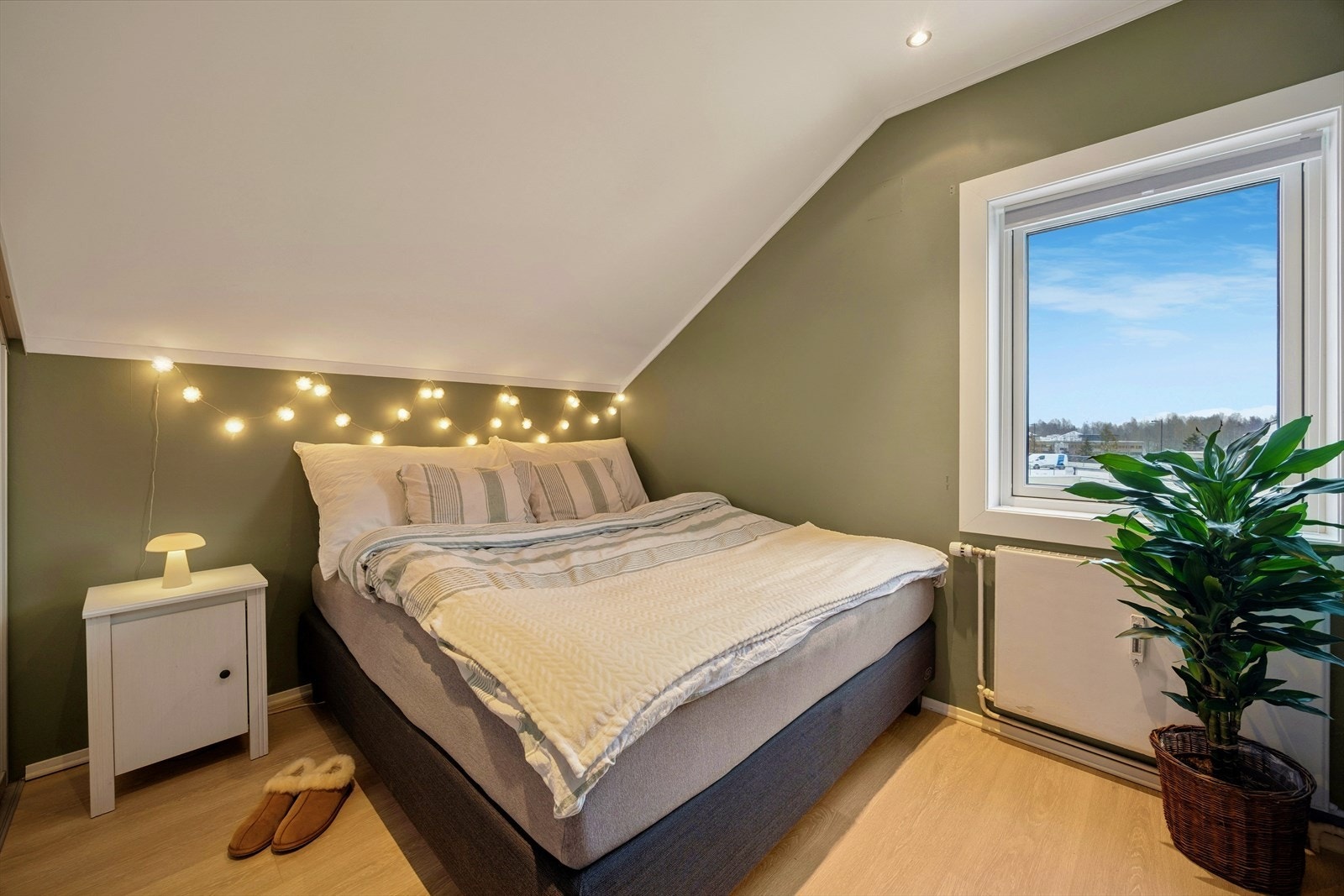 Soverommet er romslig med mulighet til å møblere med en stor seng. Galleribilde