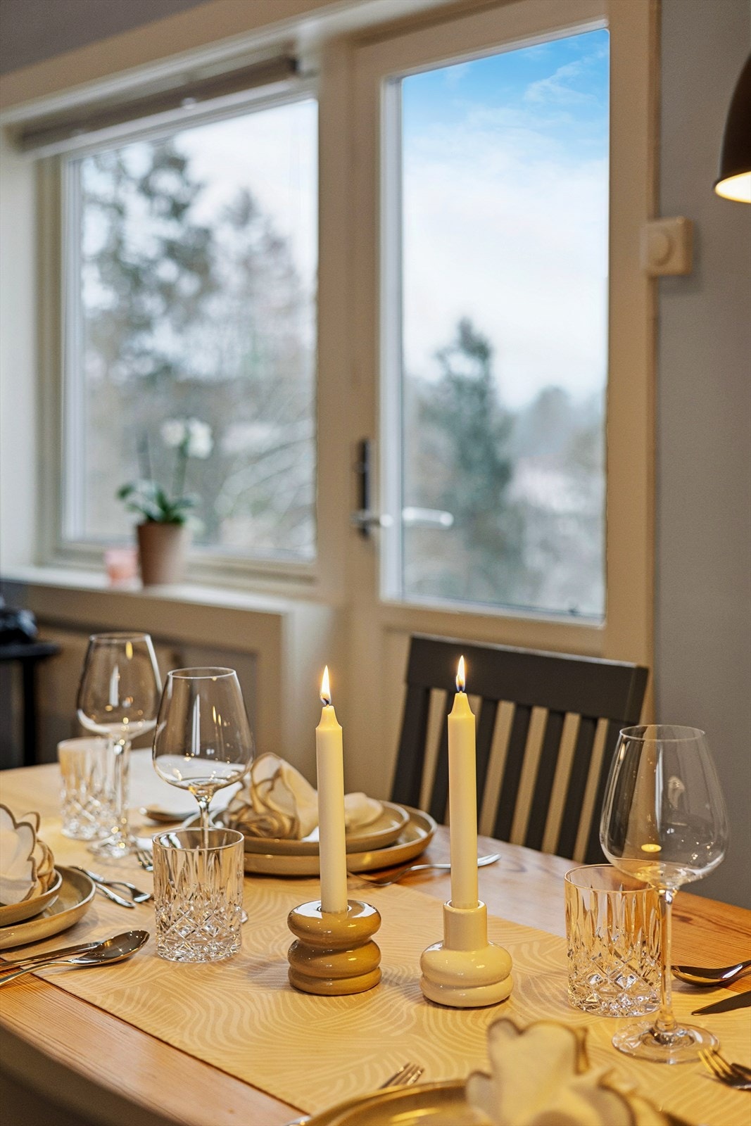 Masse naturlig lysinnslipp gjør det triveligere å nyte godt selskap med en god middag. Galleribilde