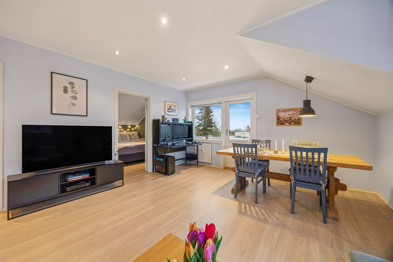 Boligen har en luftig stue som slipper inn rikelig med naturlig lys og skaper en lun atmosfære. Galleribilde