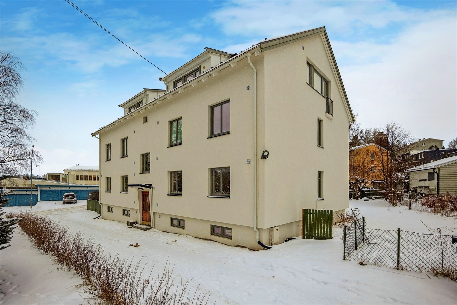 Fra leiligheten er det kort vei til en stor Kiwi i nærområdet og en Rema 1000 i Aslakveien. Ca. 500 meter unna leiligheten ligger også en søndagsåpen Joker. Galleribilde