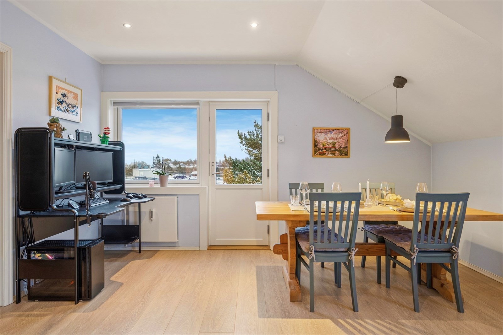 Den gode planløsningen gjør det enkelt å møblere til ulike soner eller en ekstra stor spisegruppe om man ønsker. Galleribilde