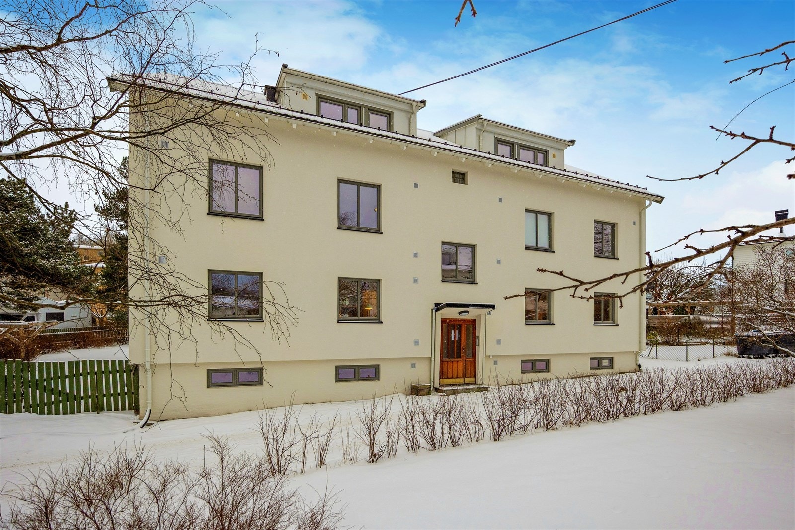 Leiligheten ligger i et veletablert og rolig boligområde med kort vei til både byen og marka. Rundt boligen er det flotte, grønne og familievennlige omgivelser. Her bor du tilbaketrukket, med nærhet til det meste du trenger i hverdagen. Galleribilde