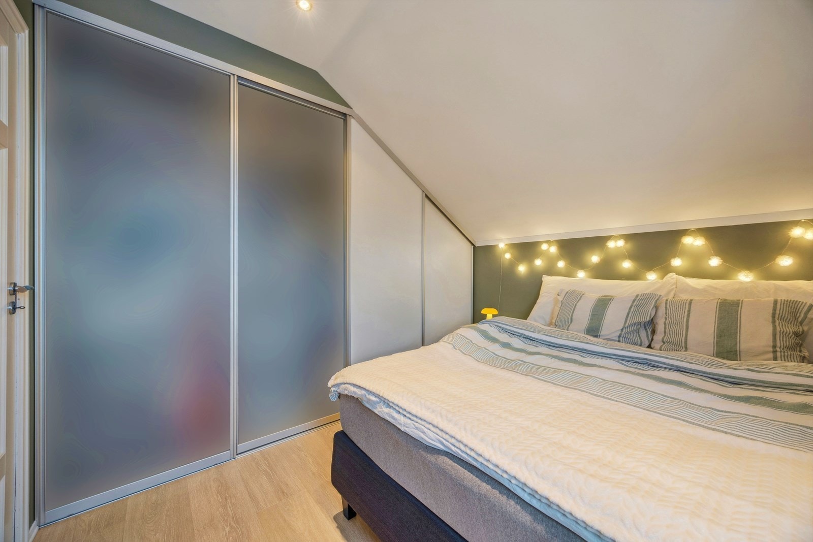 På soverommet har man rikelig med garderobeplass. Det spesial bygde gardeobeskapet gjør at plassen utnyttes optimalt. Galleribilde