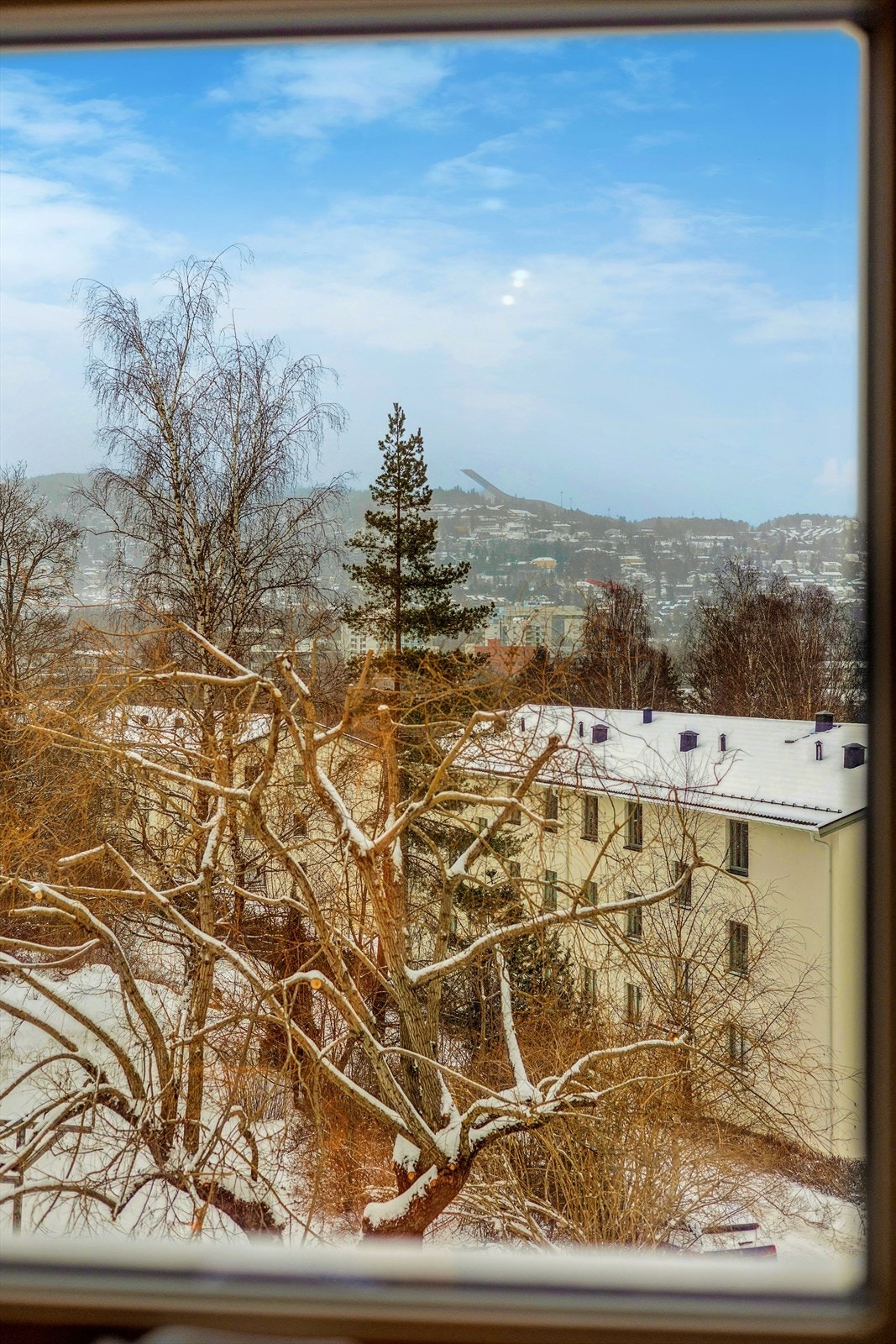 Fra kjøkkenet har du en flott utsikt over Holmenkollen. Galleribilde