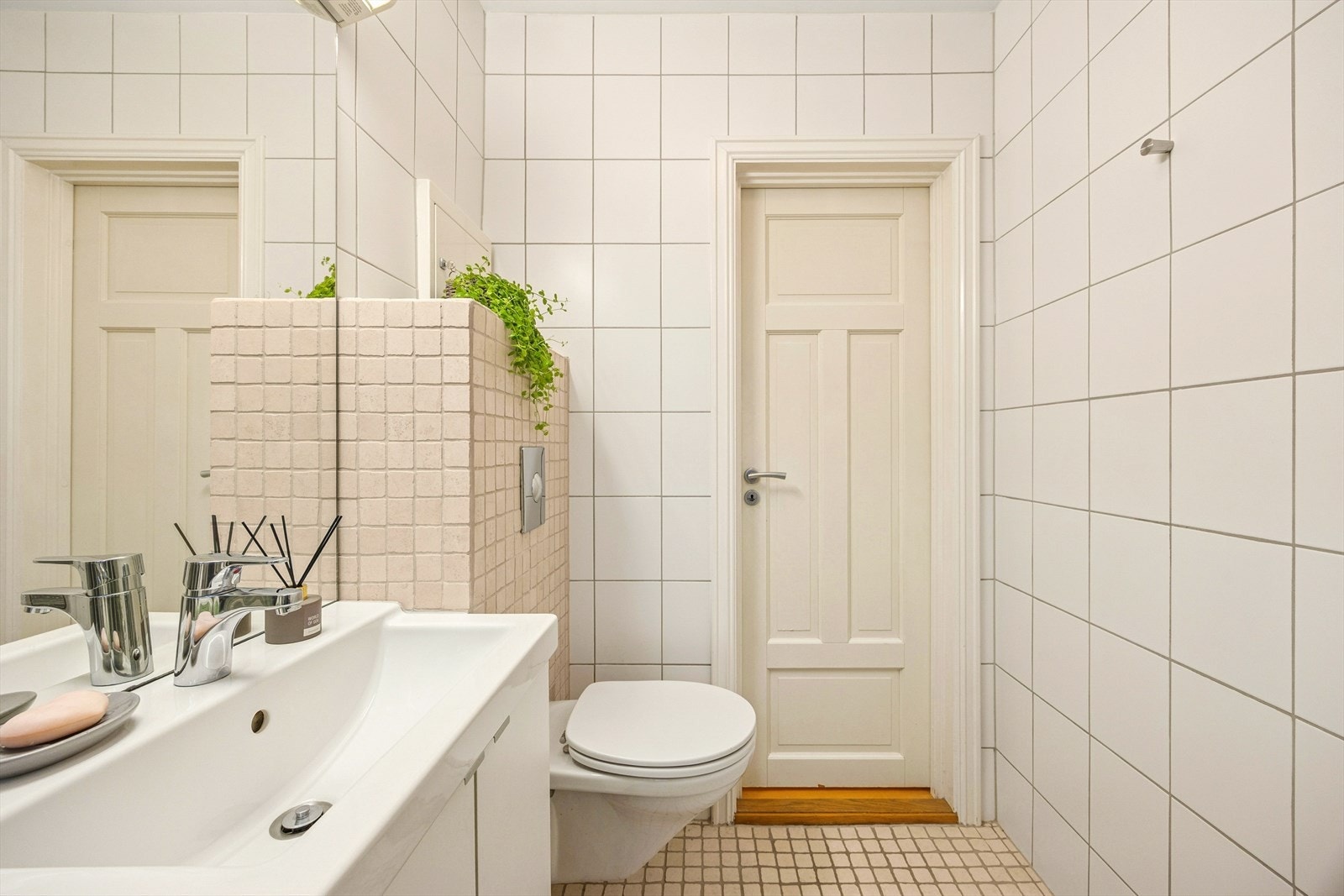 Badet ble pusset opp i regi av sameiet i 2008. Varmen i gulvet er ekstra behagelig på kalde vinter dager- med ny termostat installert. Galleribilde