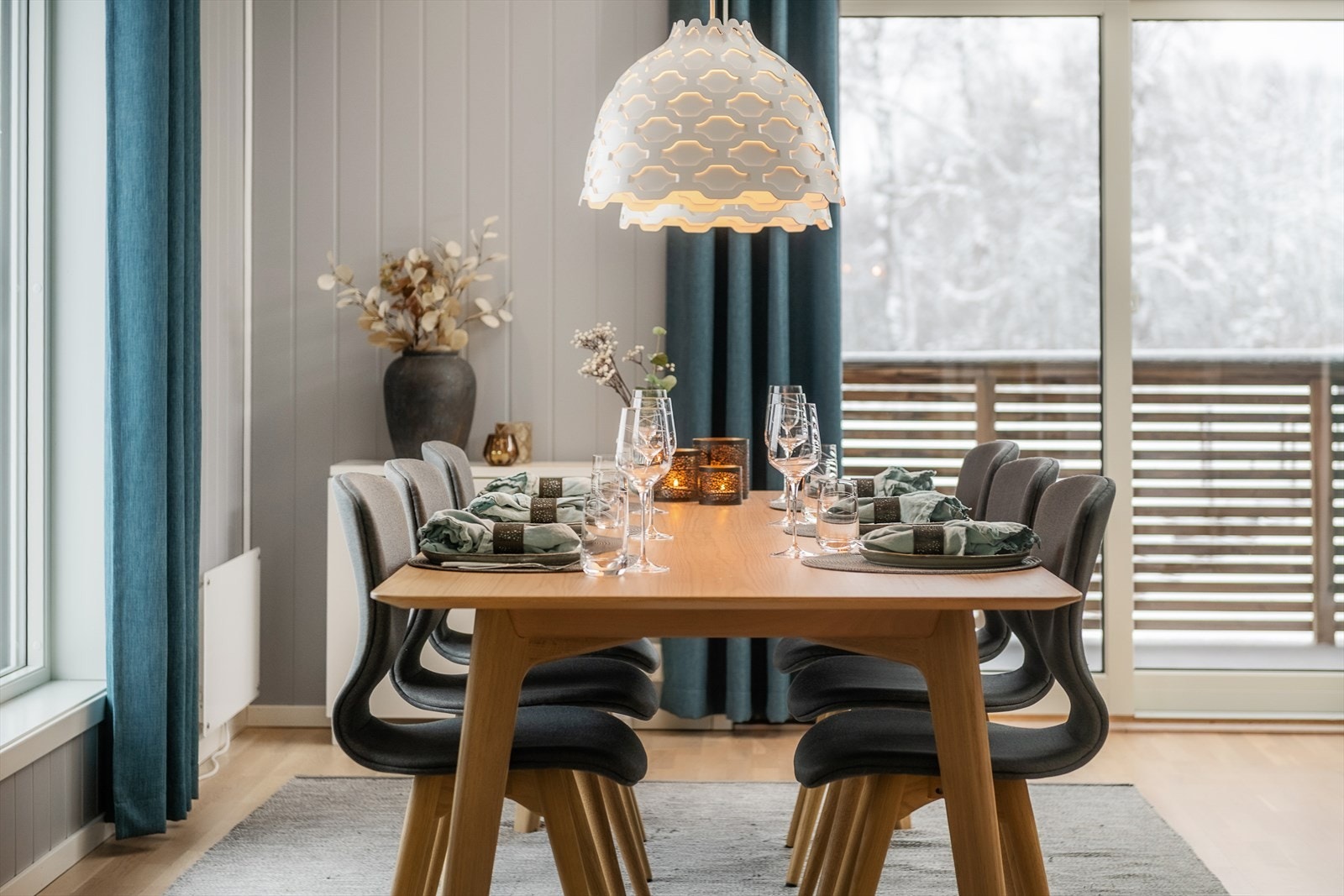 Herlig lys inn over spiseplassen gjennom de store vindusflatene. Galleribilde