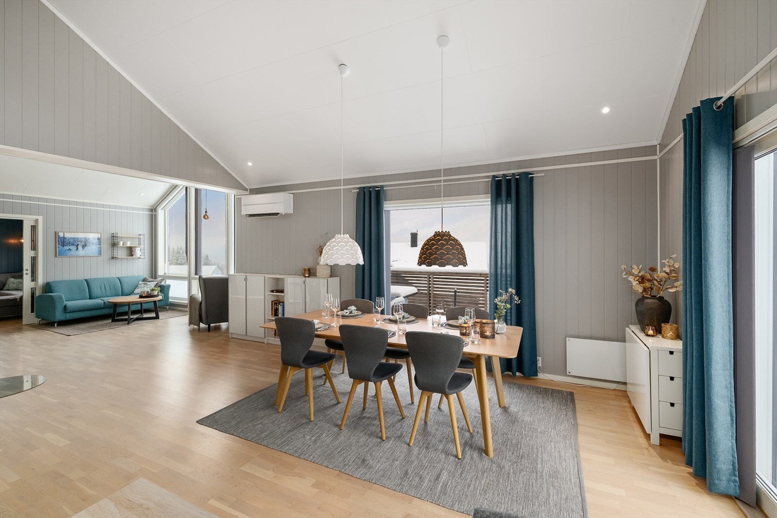 Fra spisestuen er det direkte utgang til en romslig veranda. Galleribilde