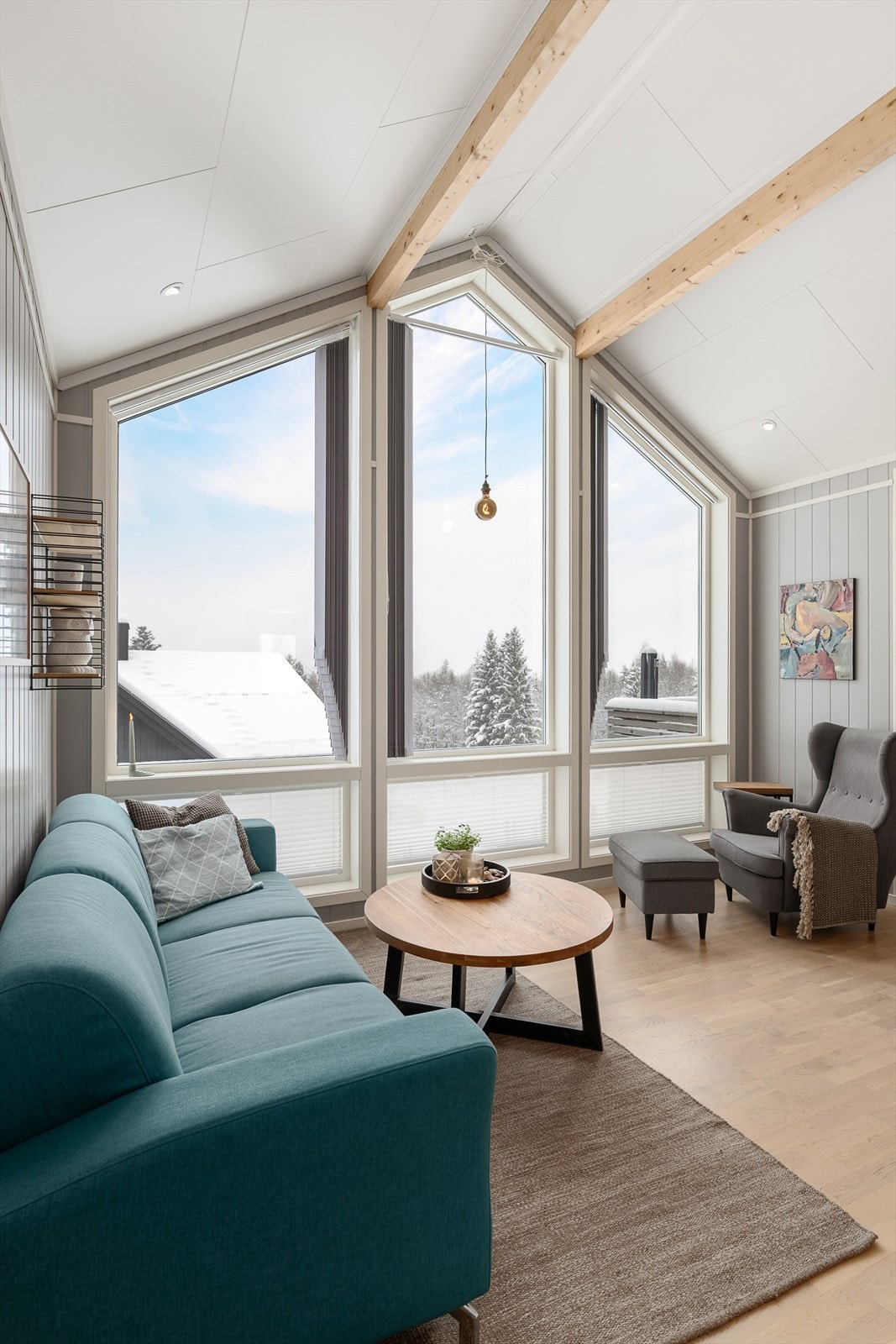 De store vinduene rammer inn den fine utsikten. Galleribilde