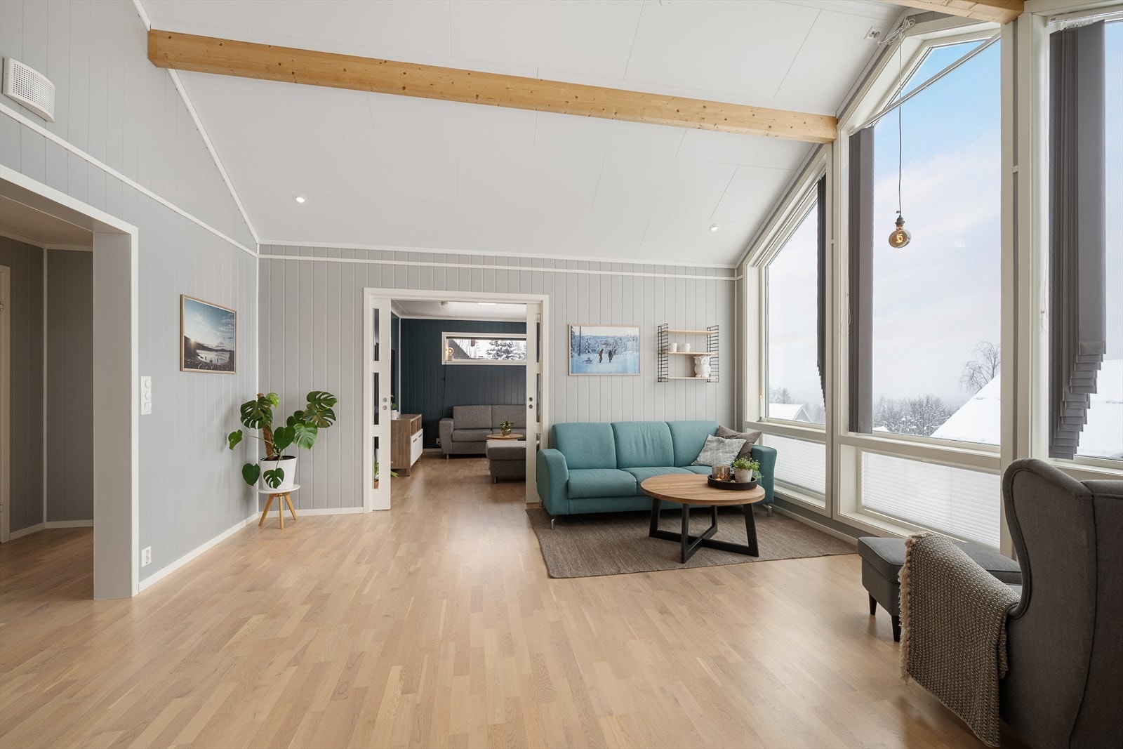 Den gode takhøyden og de synlige takbjelkene skaper en luftig atmosfære i rommet. Galleribilde