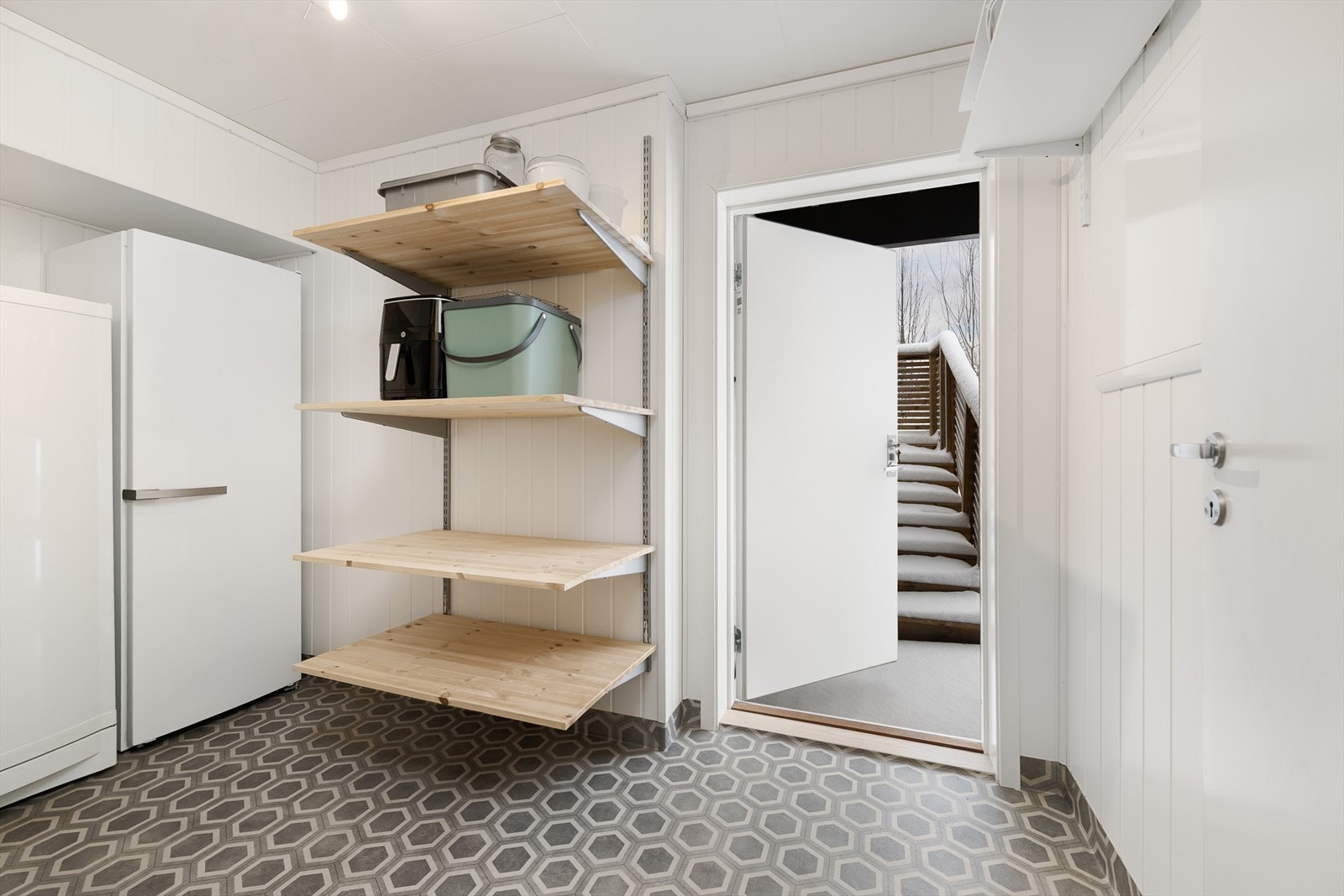 Praktisk bod/teknisk rom med egen inngang, ideelt for oppbevaring av familiens utstyr av alle salg. Galleribilde