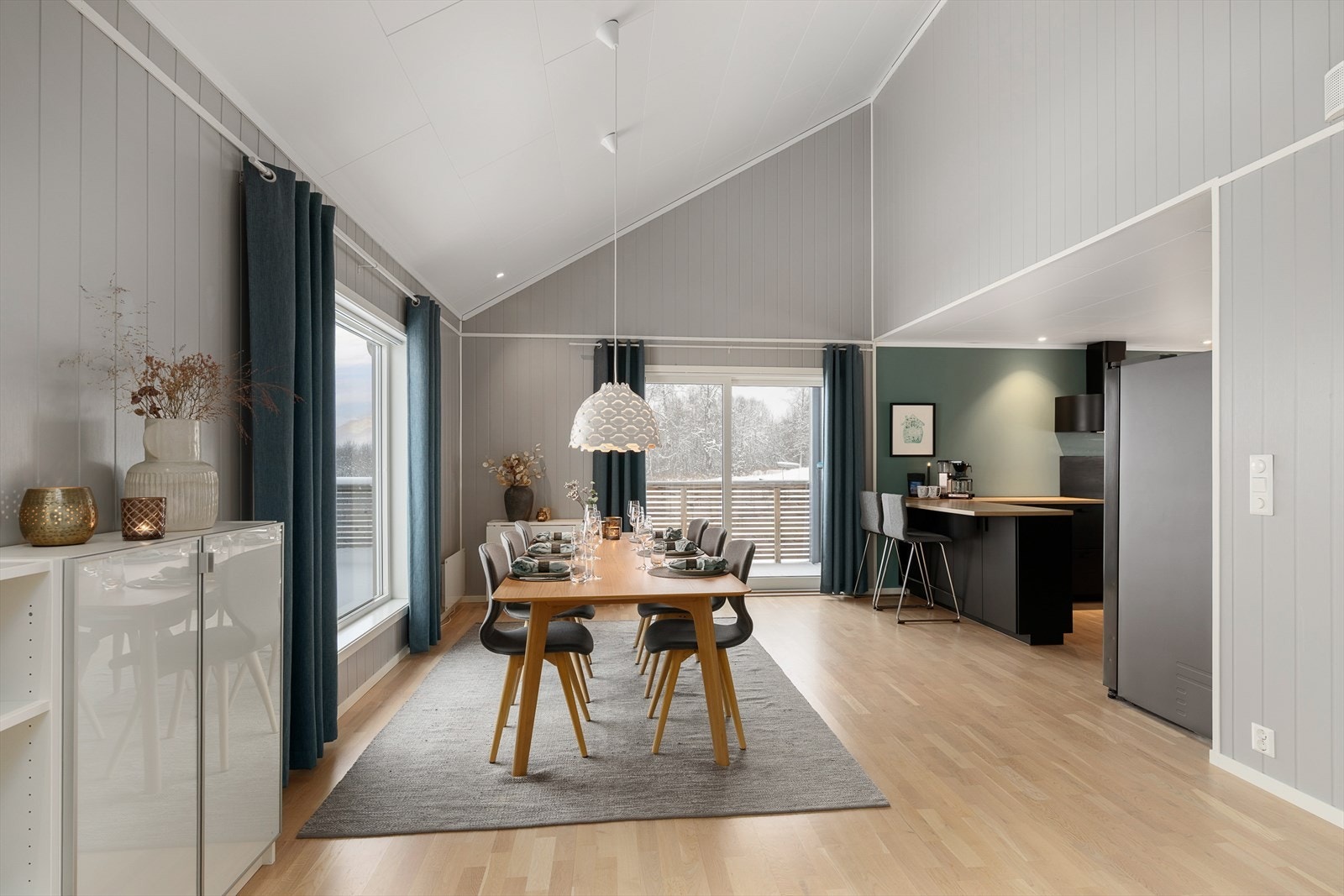 Spisestuen er plassert i åpen løsning mot kjøkkenet, perfekt for sosiale sammenkomster. Galleribilde