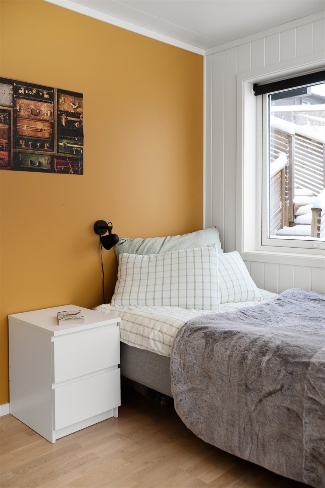 Et av boligens totalt fire soverom, som gir mange muligheter for en stor familie. Galleribilde